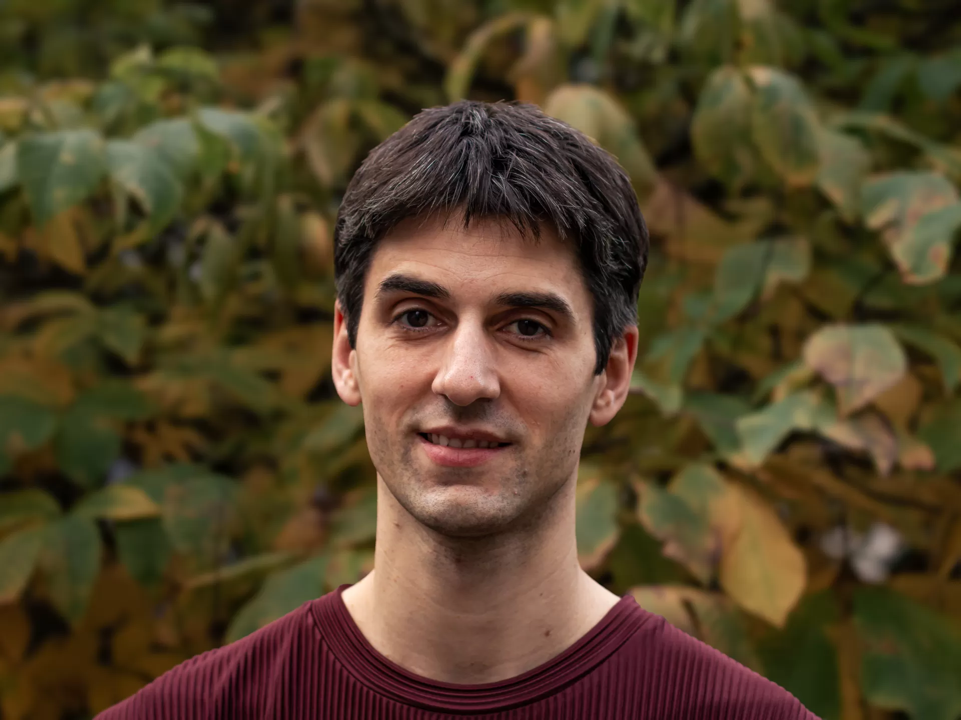 Studierender Juan Corres Benito, aufgenommen vor einem Baum