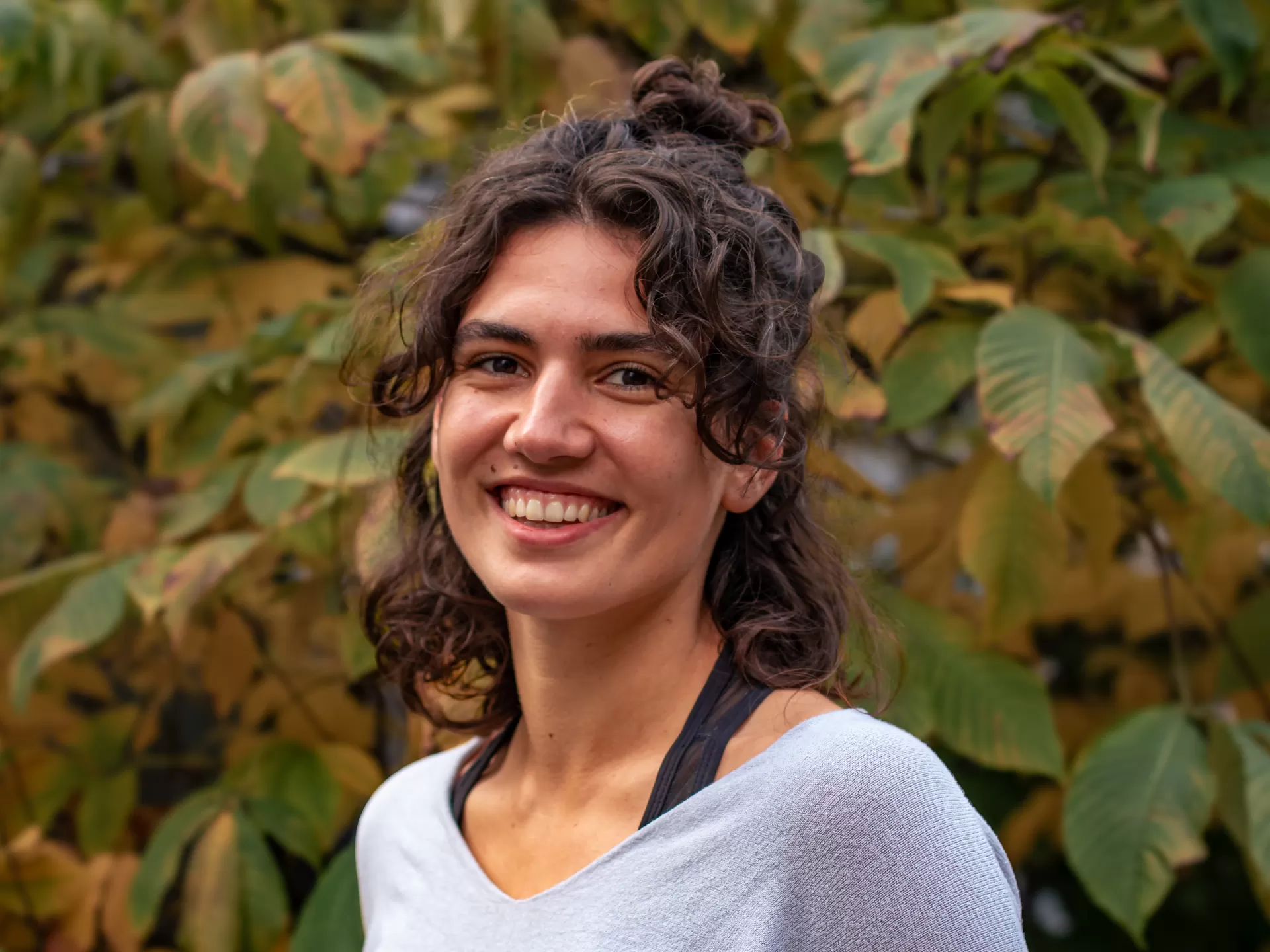 Studierende Yonit Ben-Yehuda, aufgenommen vor einem Baum