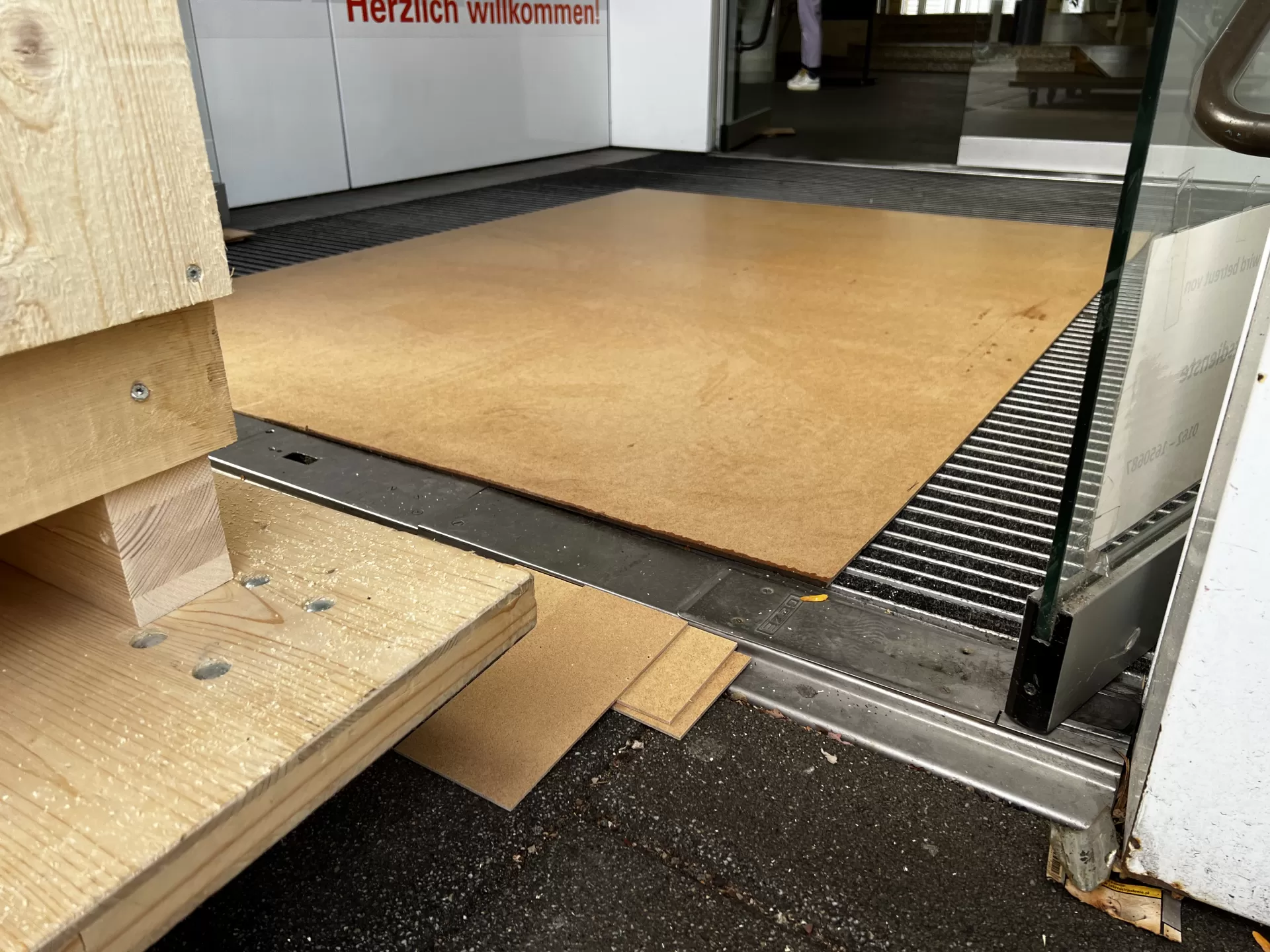 Die Türschwelle am Haupteingang der Hochschule.