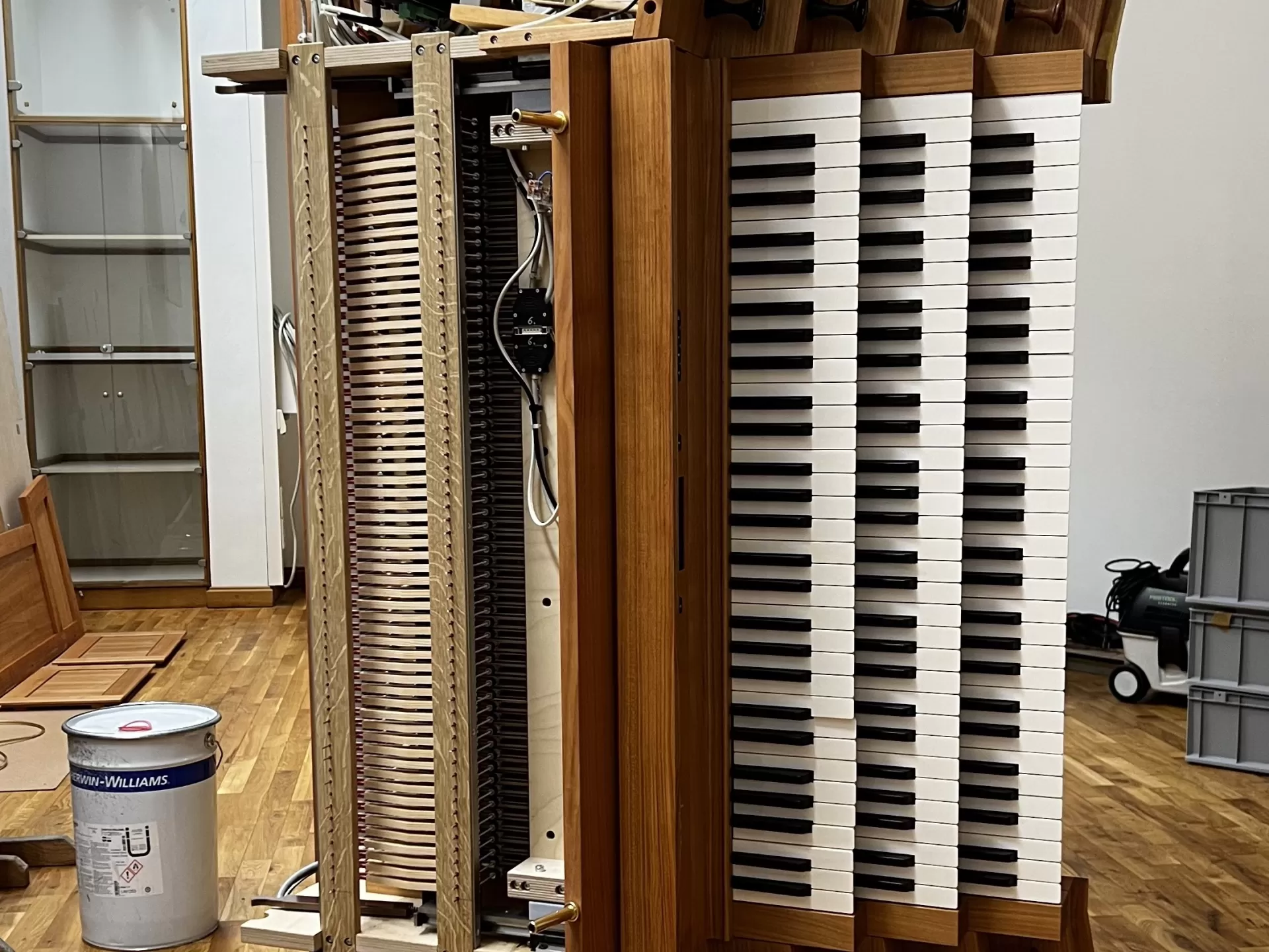 Der Spieltisch steht senkrecht im Raum.