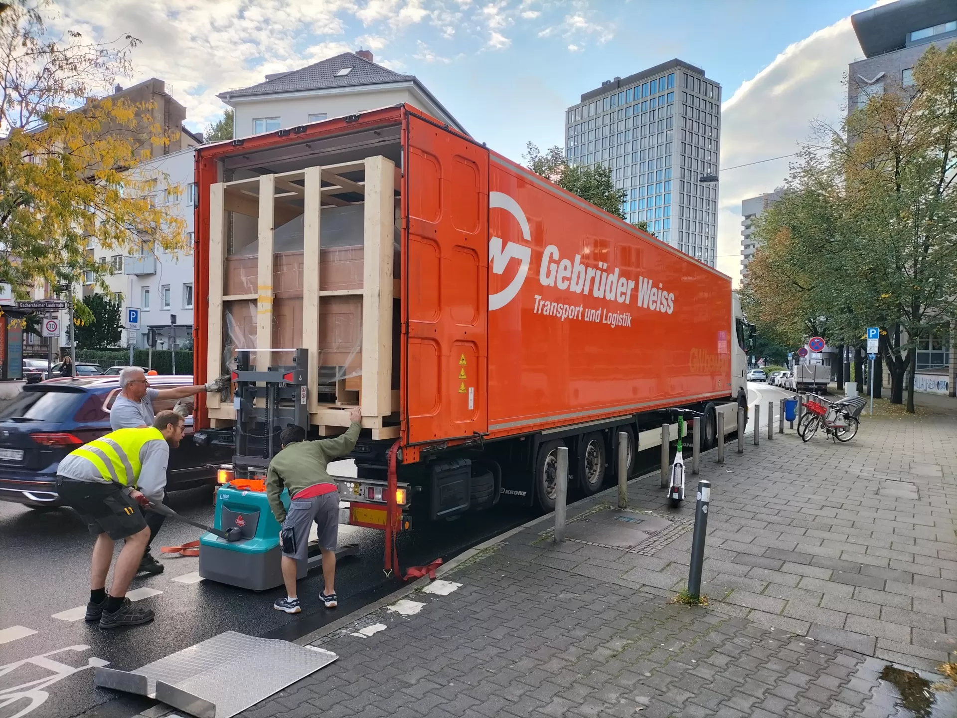 Der LWK steht an der Eschersheimer Landstraße. Die Handwerker haben gerade mit dem Entladen begonnen.