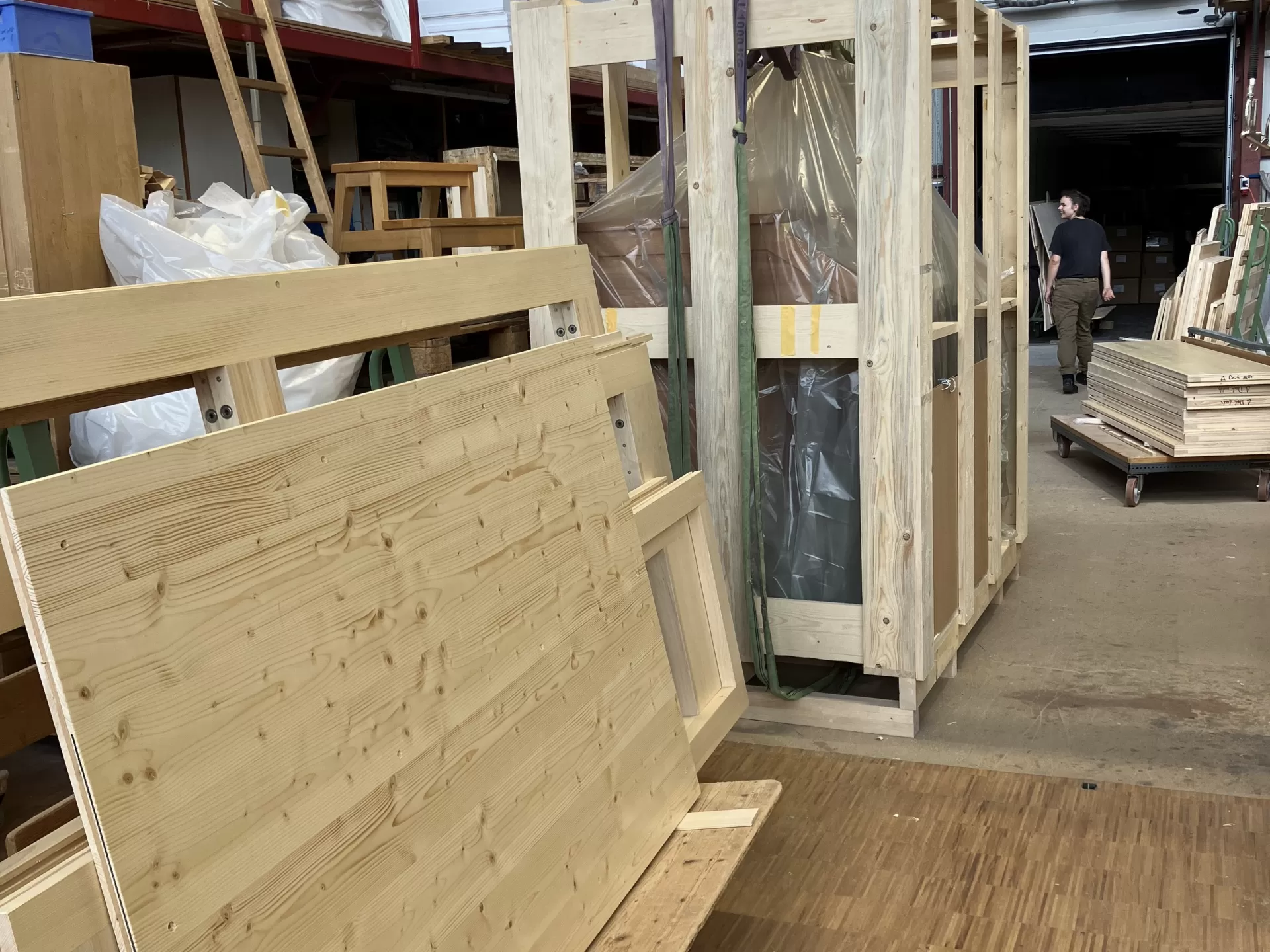 Die Einzelteile der Orgel stehen in der Werkstatt, bereit zum Verladen.