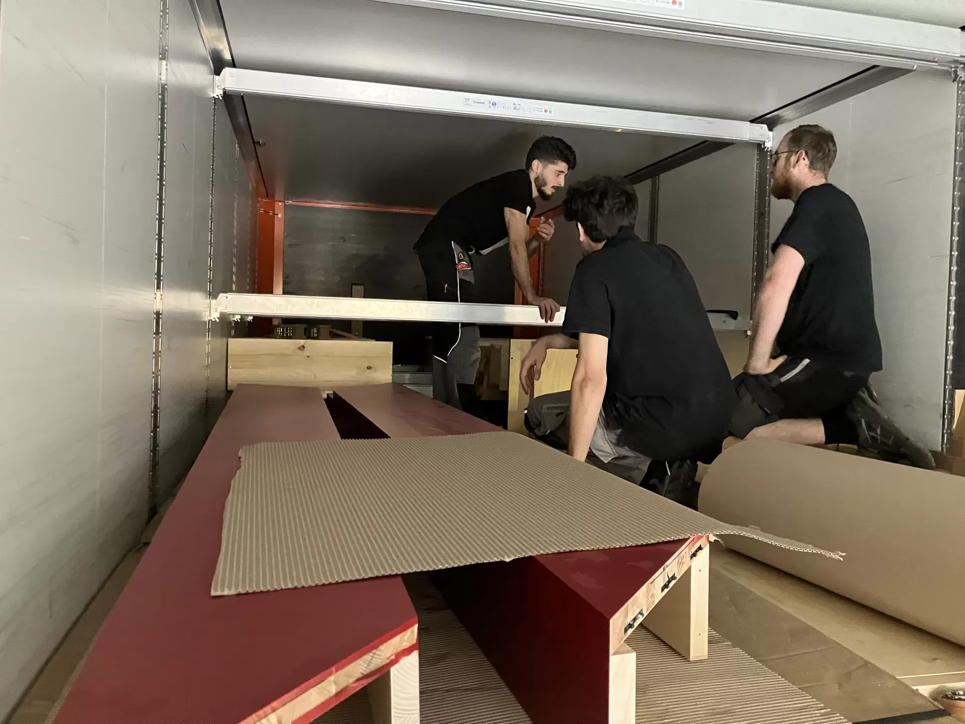 Die Handwerker*innen verstauen die Einzelteile der Orgel im LWK.