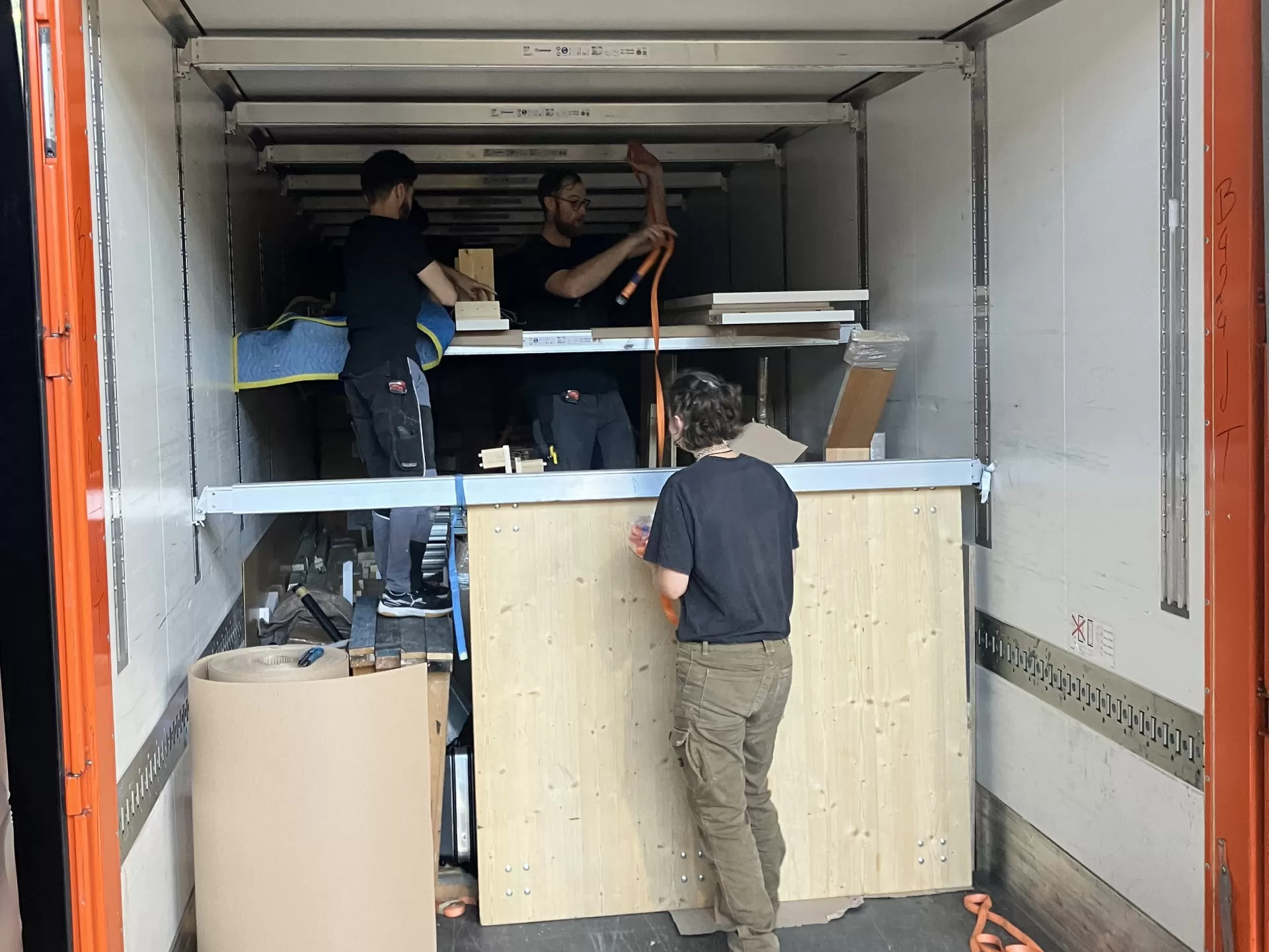 Die Handwerker*innen verstauen die Einzelteile der Orgel im LWK.