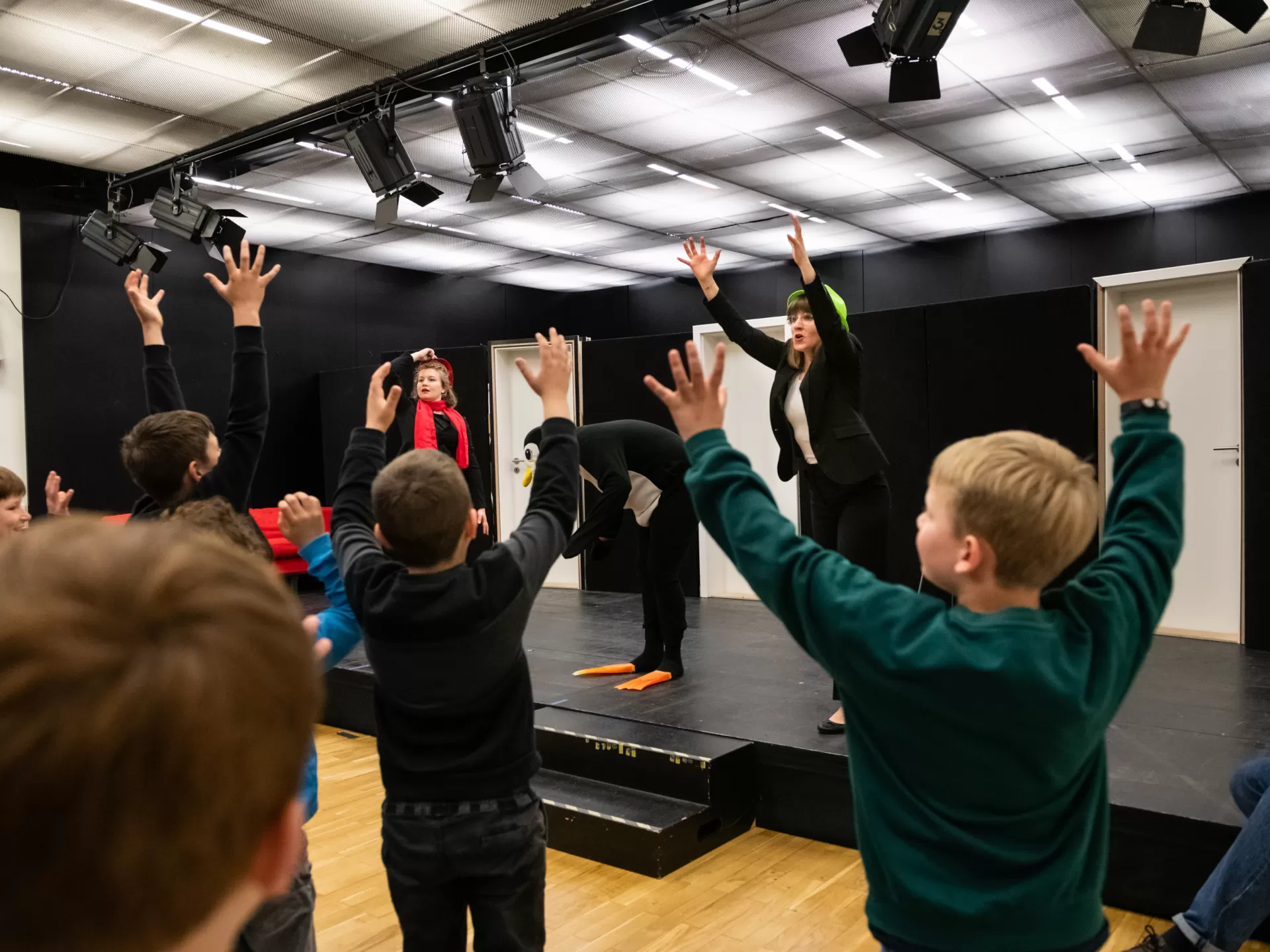 Schüler*innen tanzen bei einem Mitmach-Musiktheaterstück mit