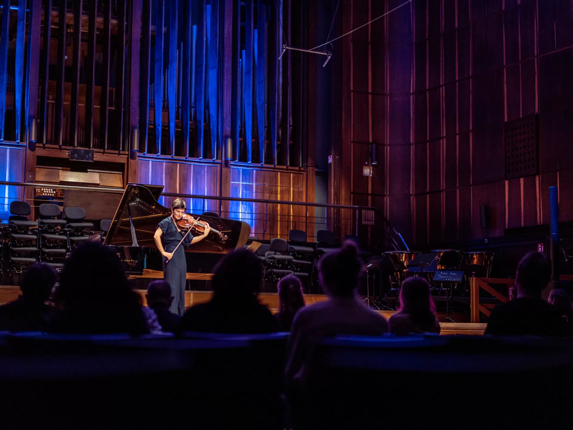 Eine Studentin spielt Viola bei einem Konzert auf der Bühne im Großen Saal.