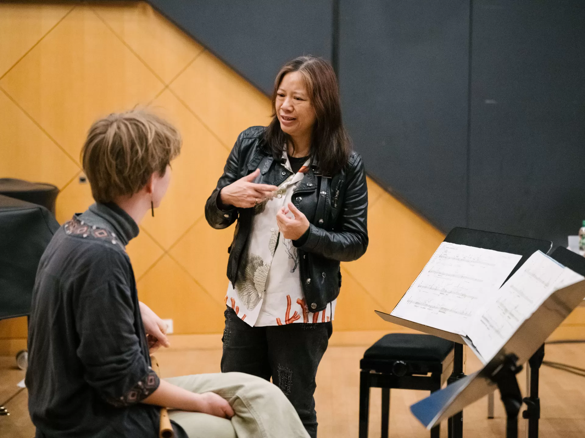 Liza Lim im Gespräch mit einer Studentin während eines Workshops im Kleinen Saal