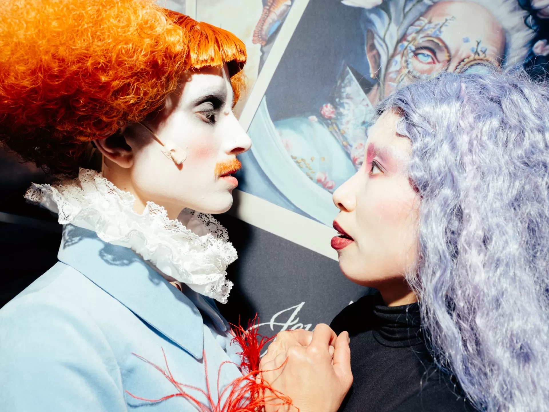 Lisa Freiberger und Trang Dông stehen sich als Adraste und Isabelle gegenüber und halten sich an den Händen