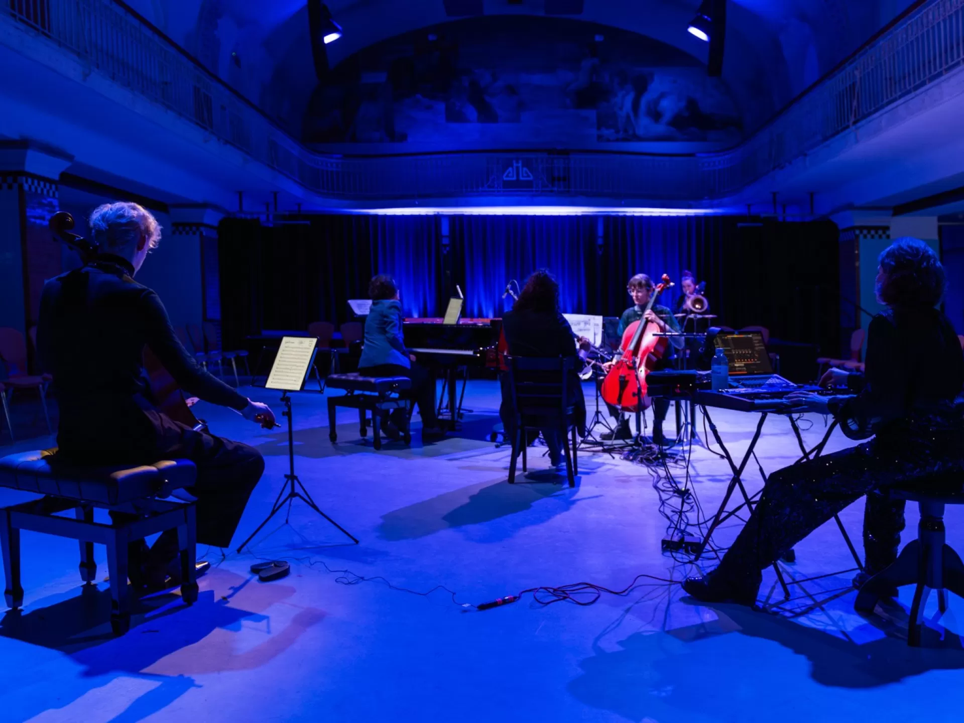 Musiker*innen musizieren in blauem Licht