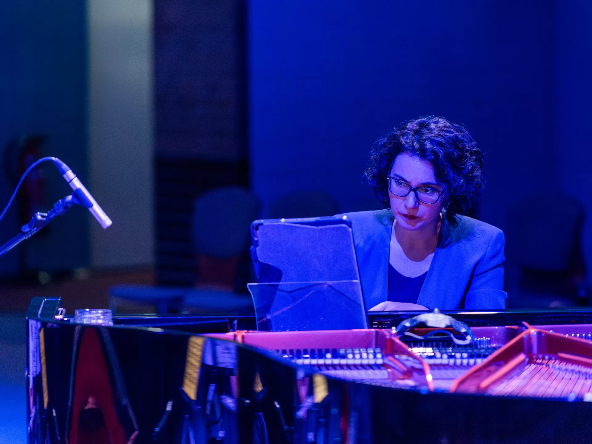 Die Pianistin blickt beim Spielen konzentriert in die Noten.