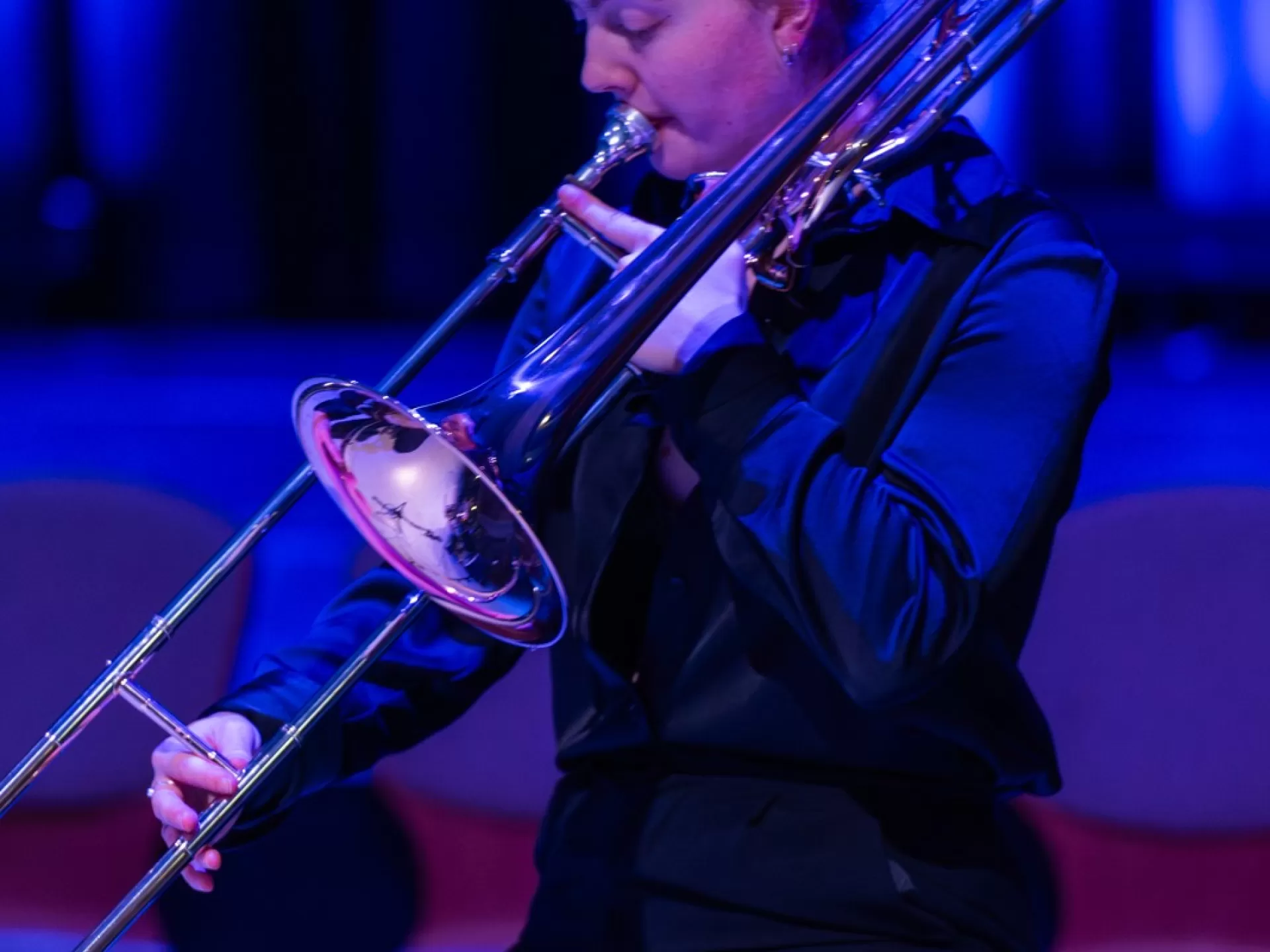 Eine Studentin spielt Posaune.
