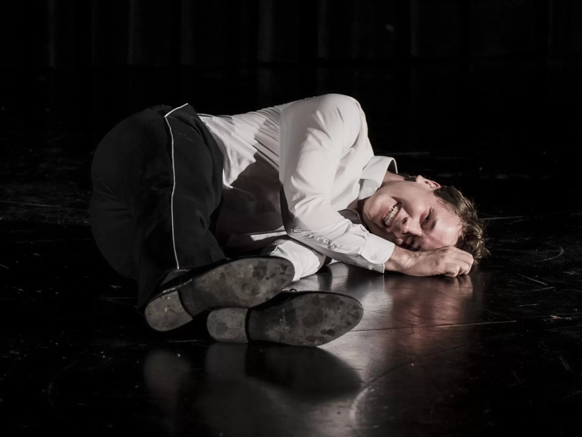 Ein Mann liegt auf dem Boden.