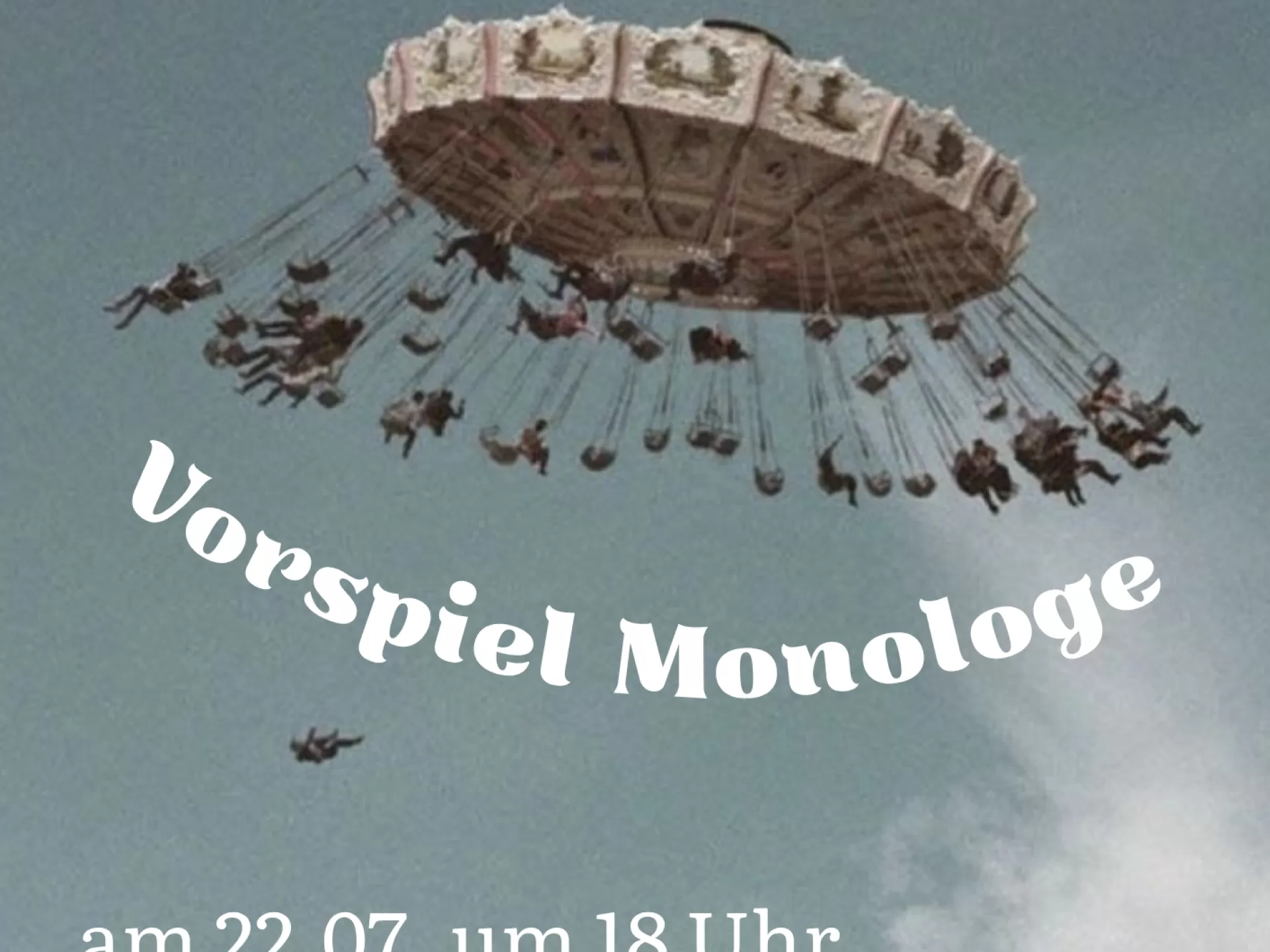 Karussel auf bewölktem Himmel.