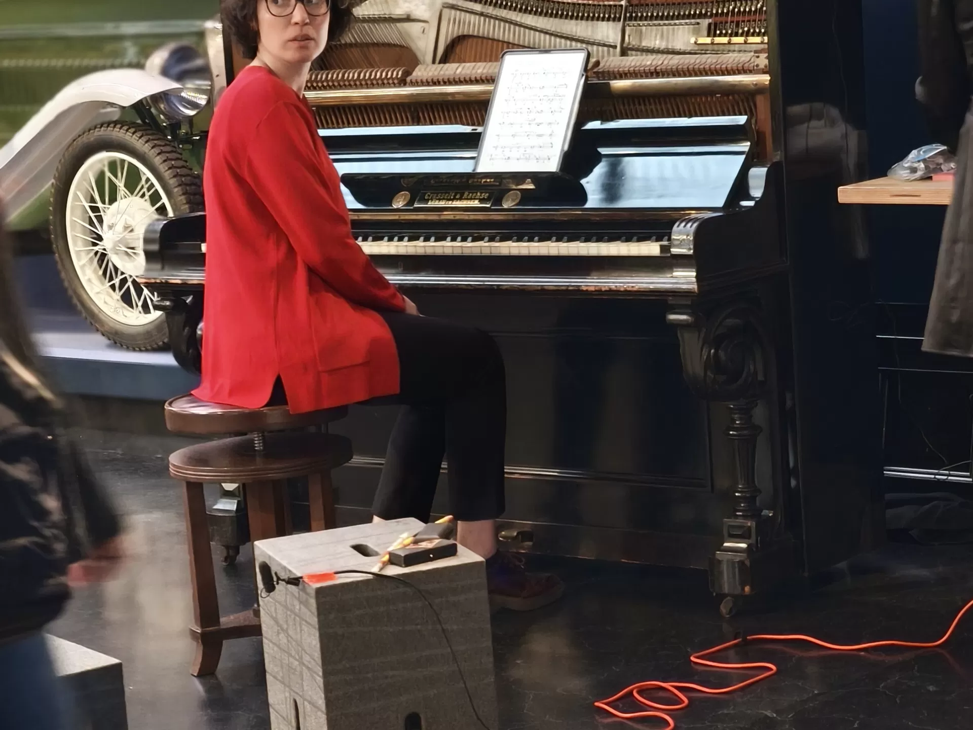 Eine Pianistin sitzt am Klavier schaut nach hinten