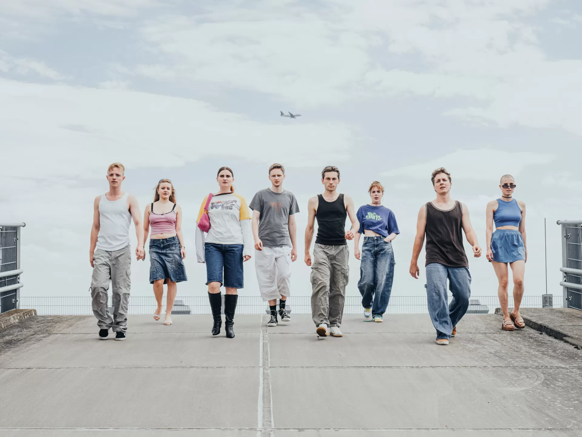 Gruppe von acht Personen läuft nebeneinander.