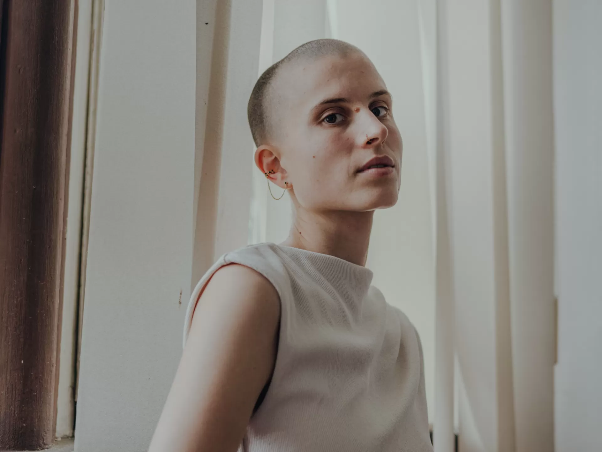 Lisa Freiberger blickt seitlich in die Kamer, sie trägt ein weißes Kleid.