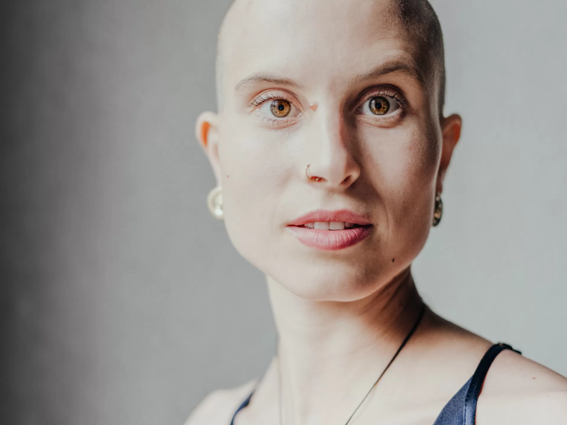 Lisa blick mit offenem Blick in die Kamera.