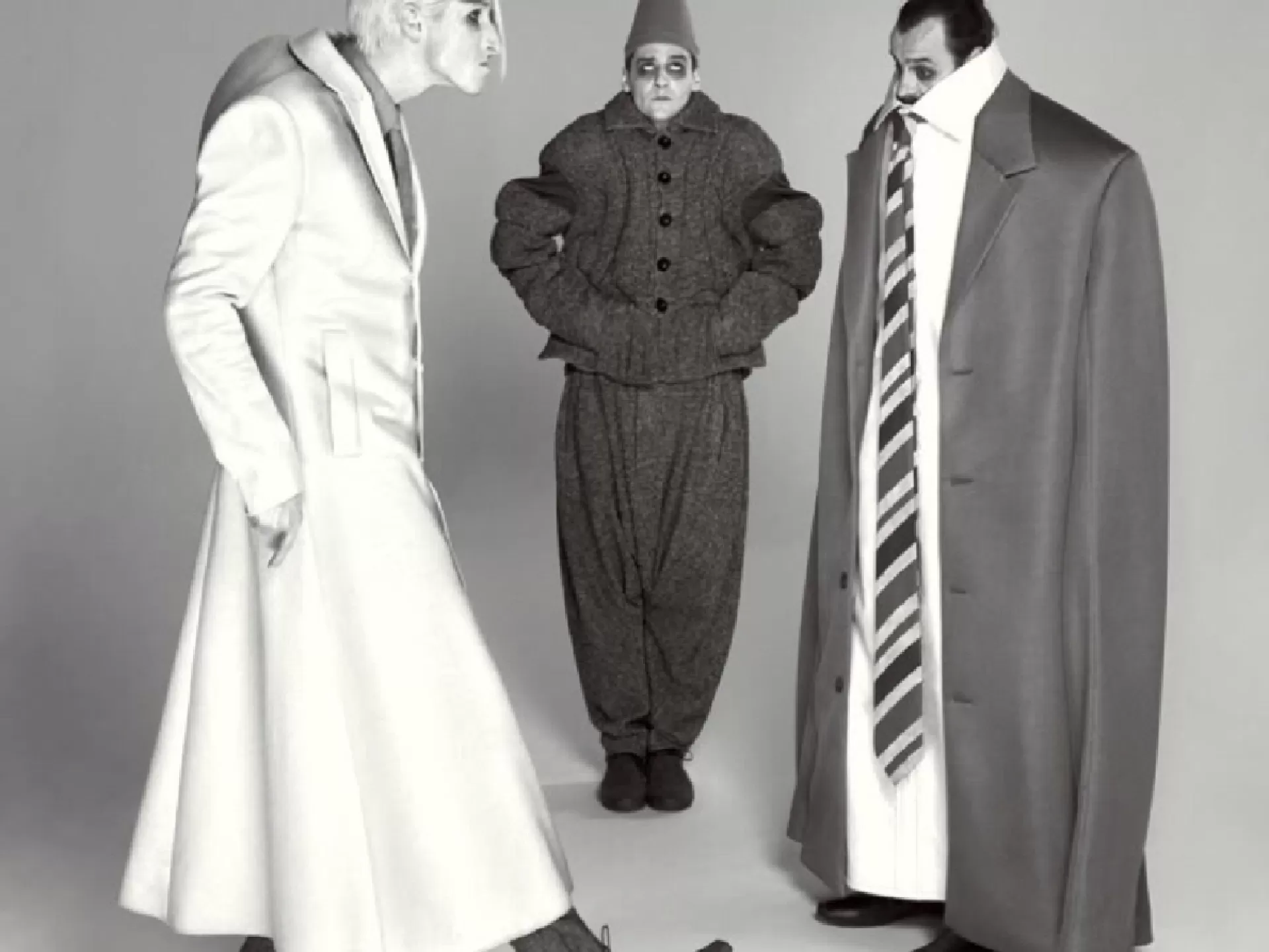 Drei Personen in absurden Kostümen.