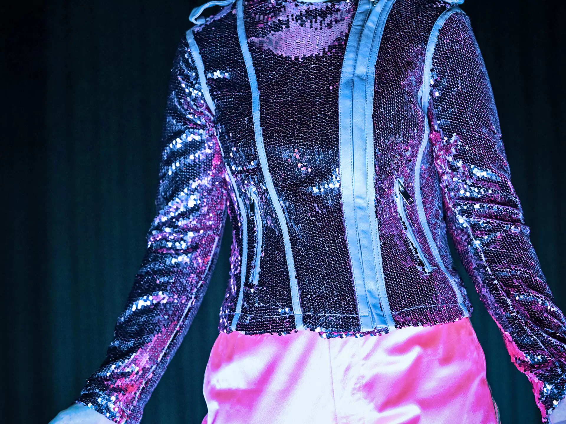 Person in pinkfarbener Kleidung mit pinkem Visier.