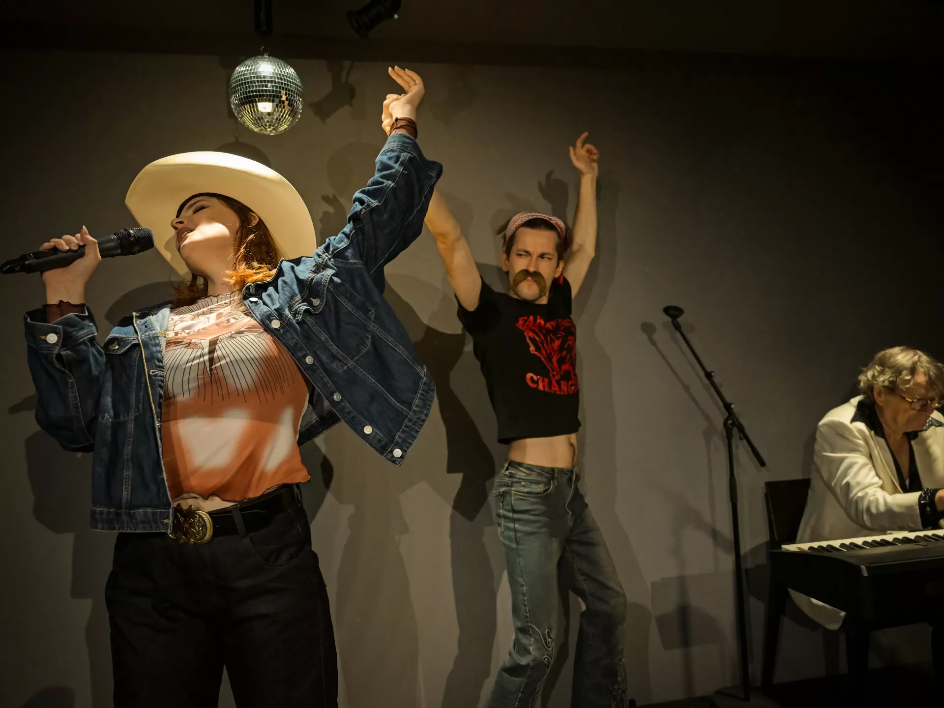 Zwei Cowboys singend und tanzend.