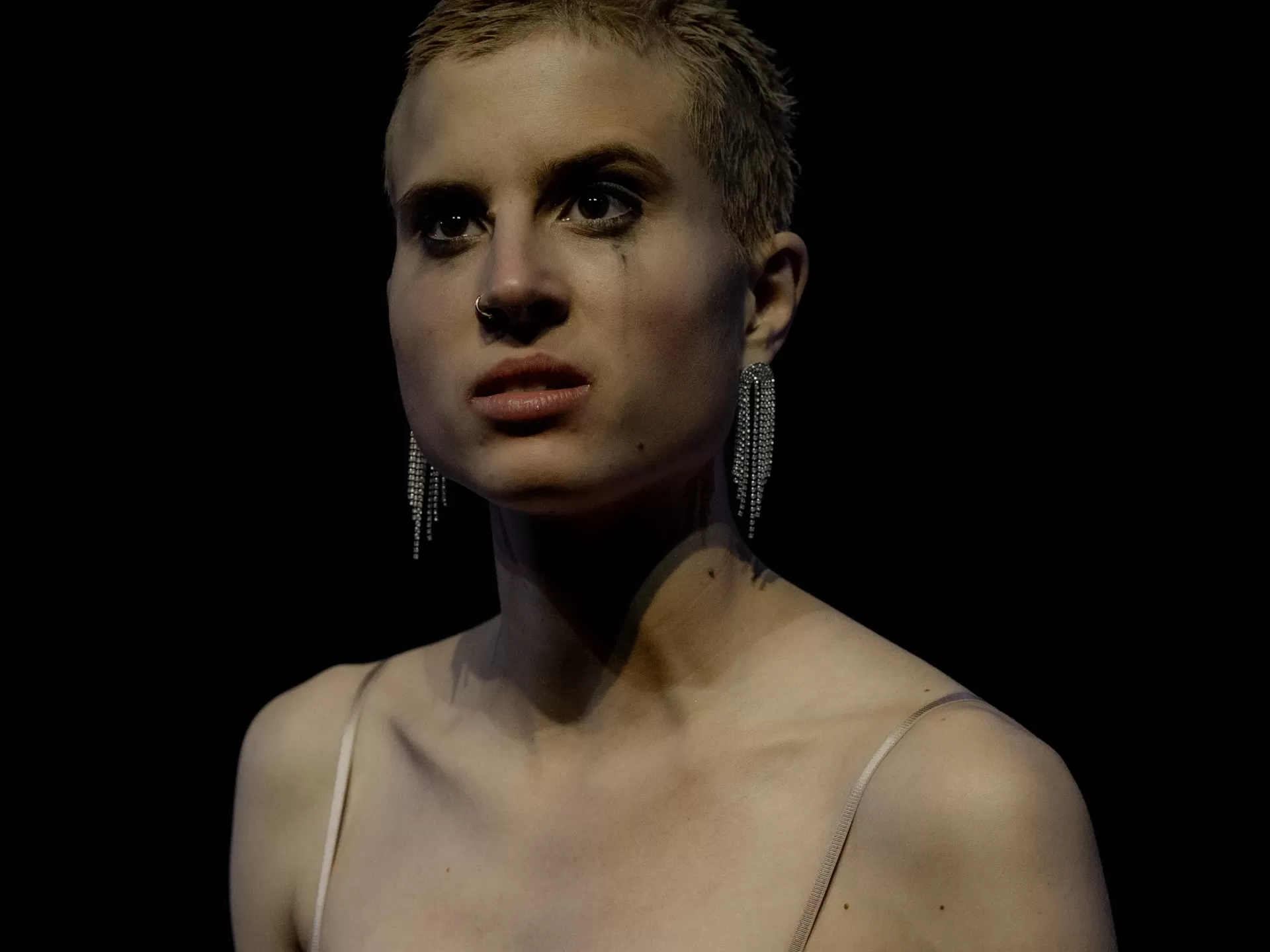 Lisa Freiberger guckt mit verzlaufenem Make Up in die Kamera.