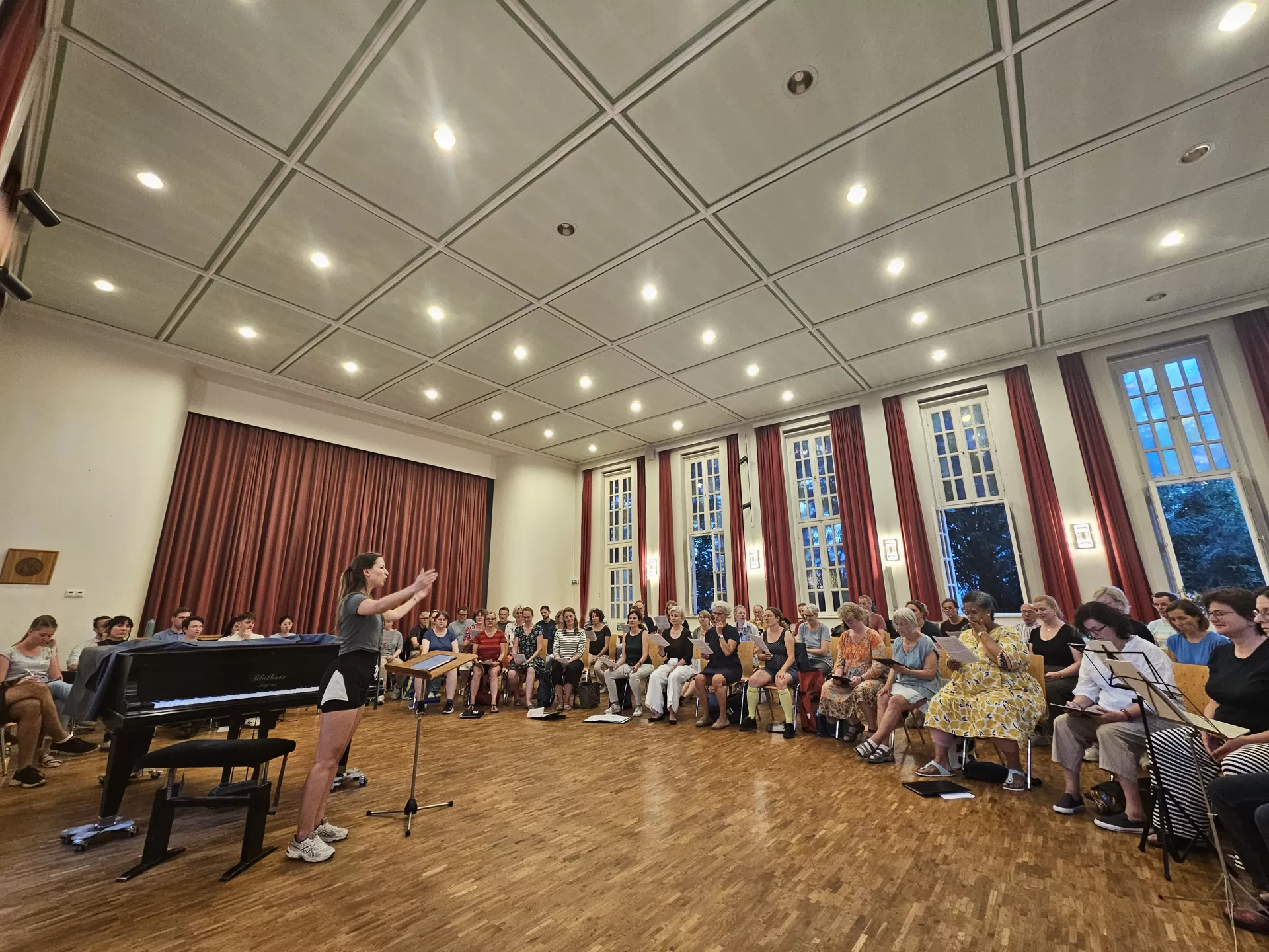 Probe mit Capella St. Crucis. Studentin dirigiert.