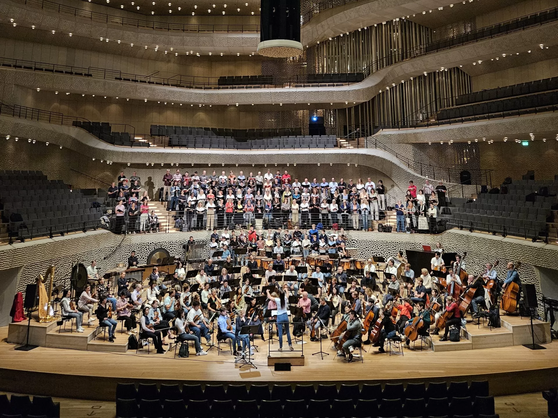 Im Konzertsaal der Elbphilharmonie. Blick auf die vollbesetzte Bühne mit Orchester, Knabenchor und großem Chor.