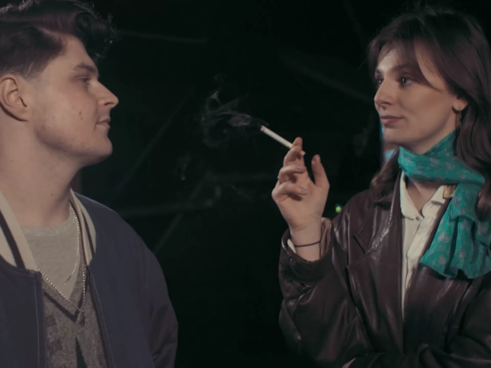 Zwei Personen rauchen Zigaretten.