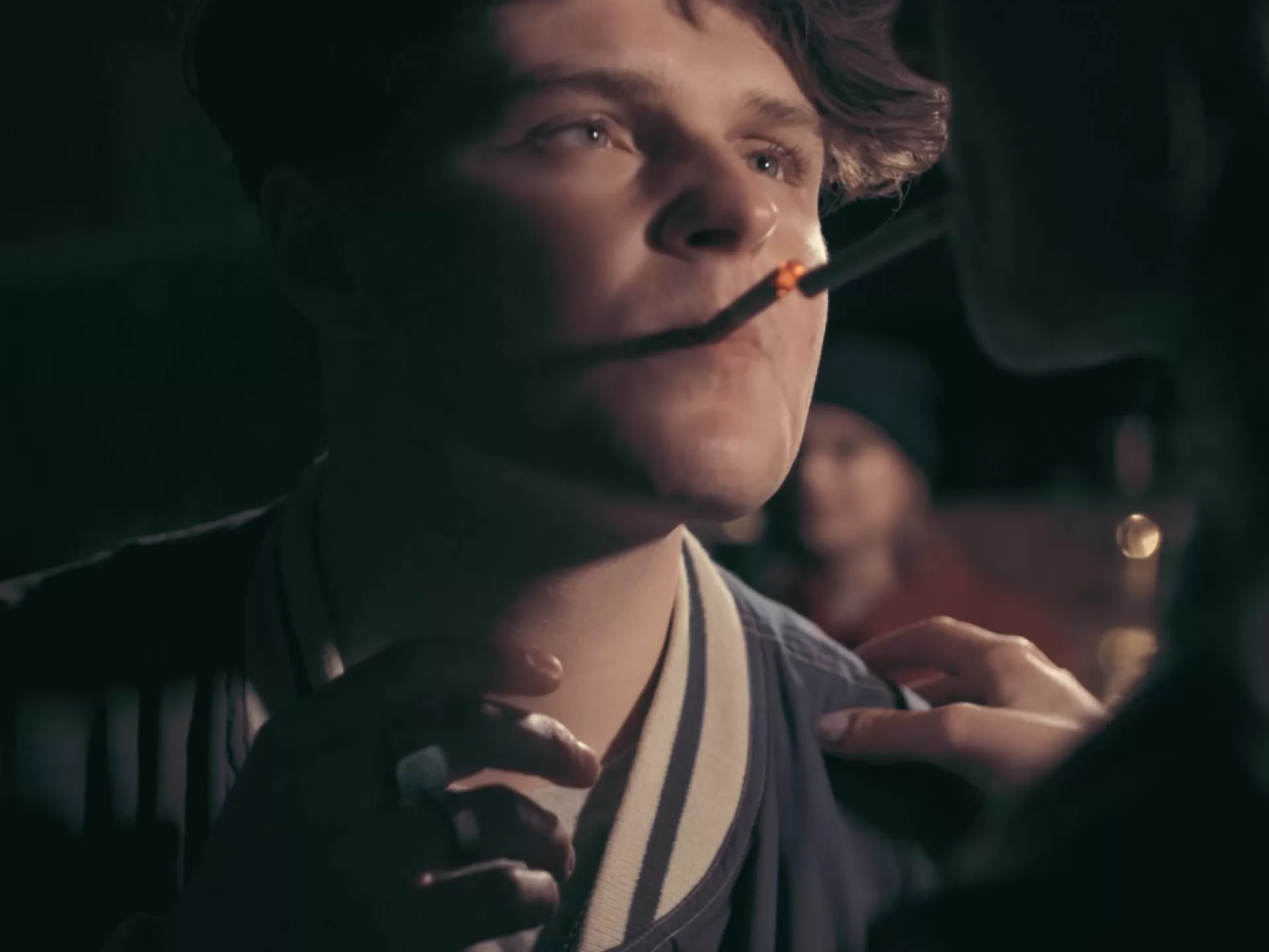 Mann, der sich eine Zigarette anzündet.