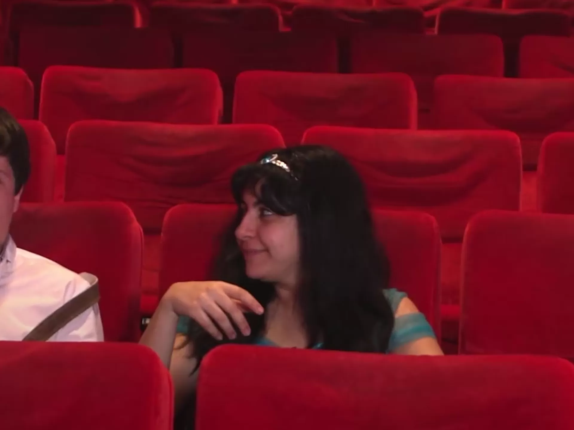 Zwei Personen in einem Kinosaal.