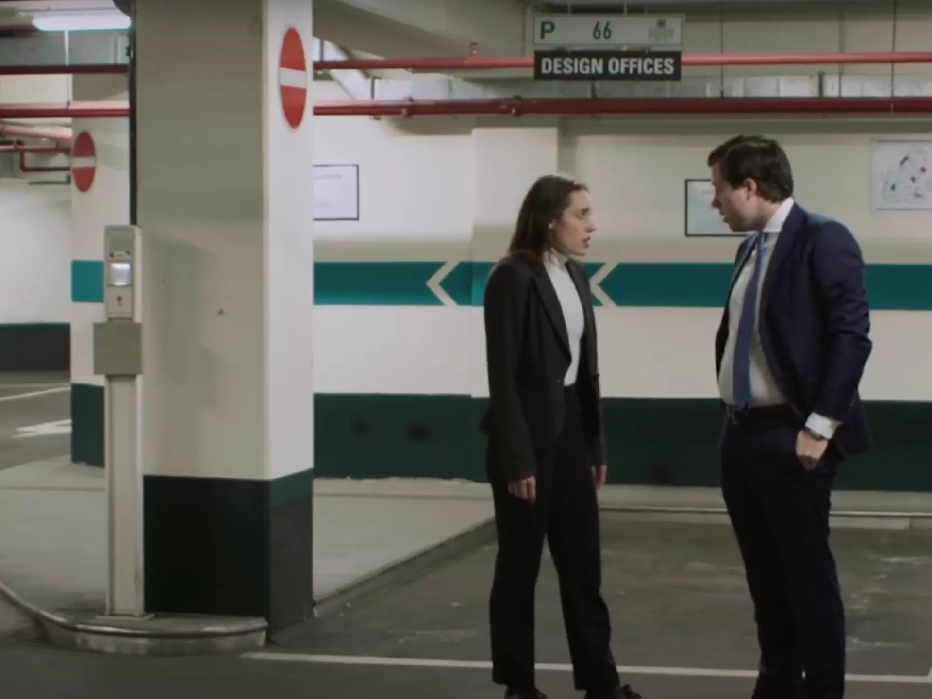 Zwei Geschäftspersonen in einer Tiefgarage.