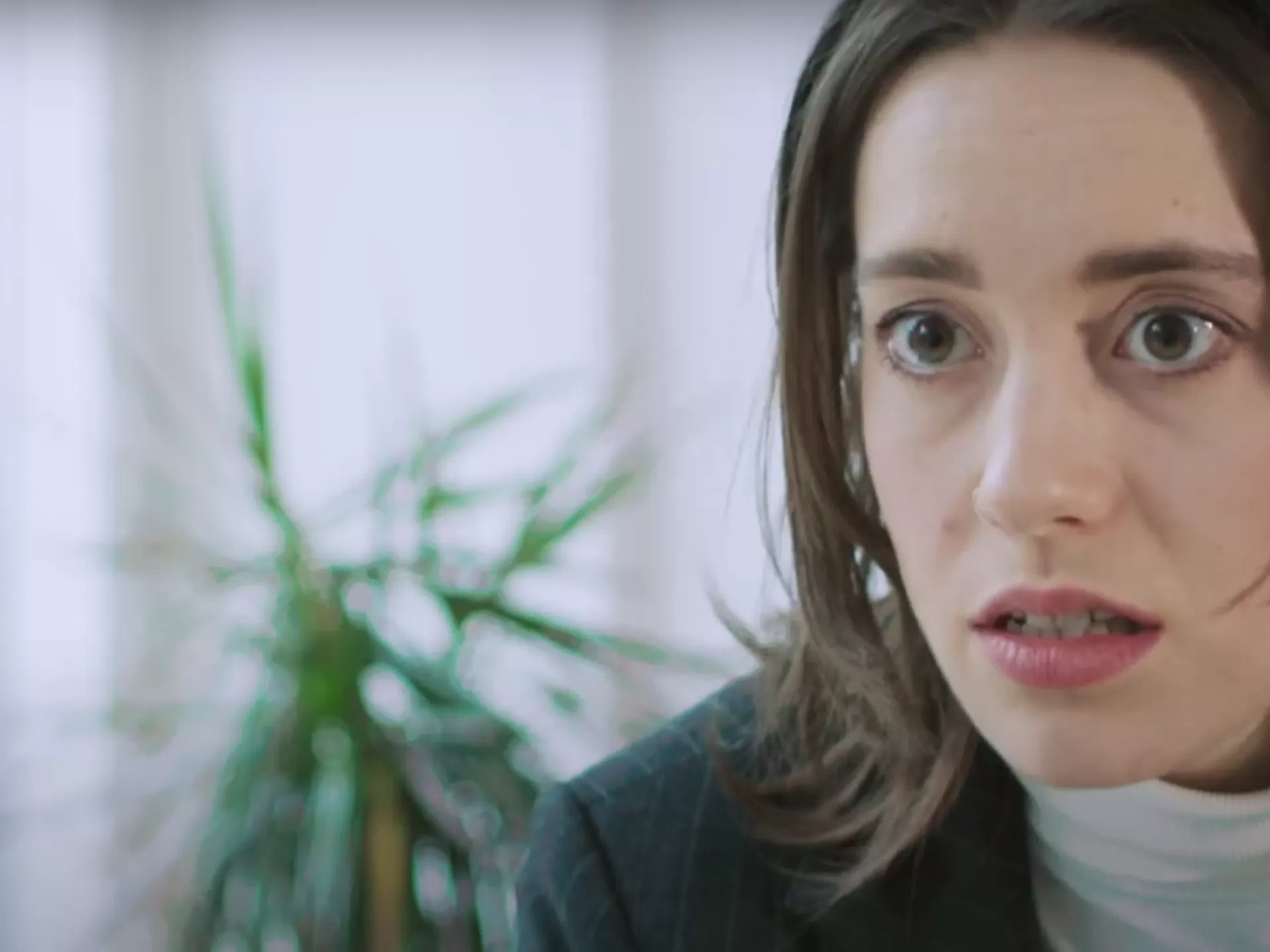 Eine junge Frau schaut wütend ihren Gegenüber an.