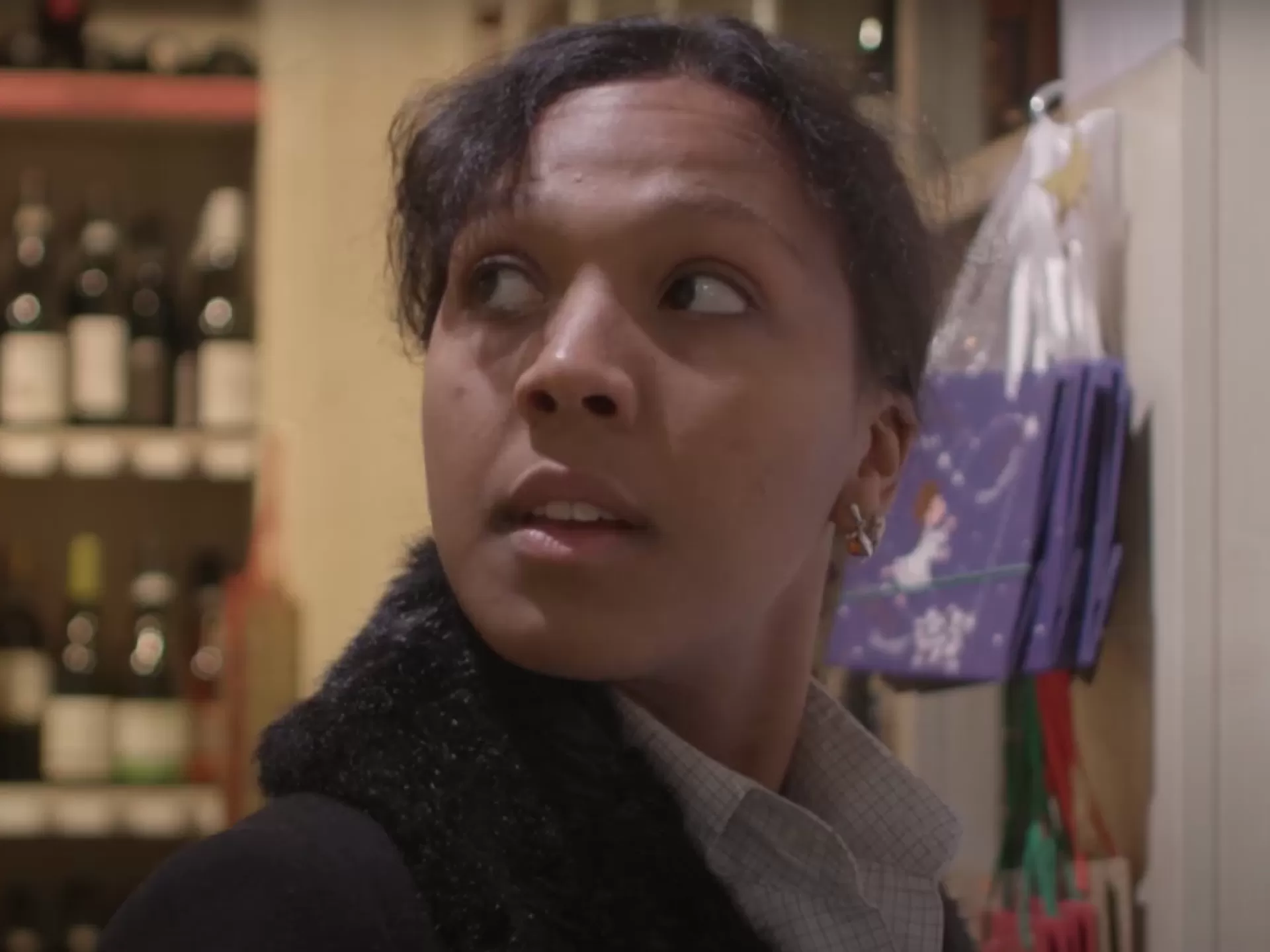 Nahaufnahme einer Frau im Supermarkt.