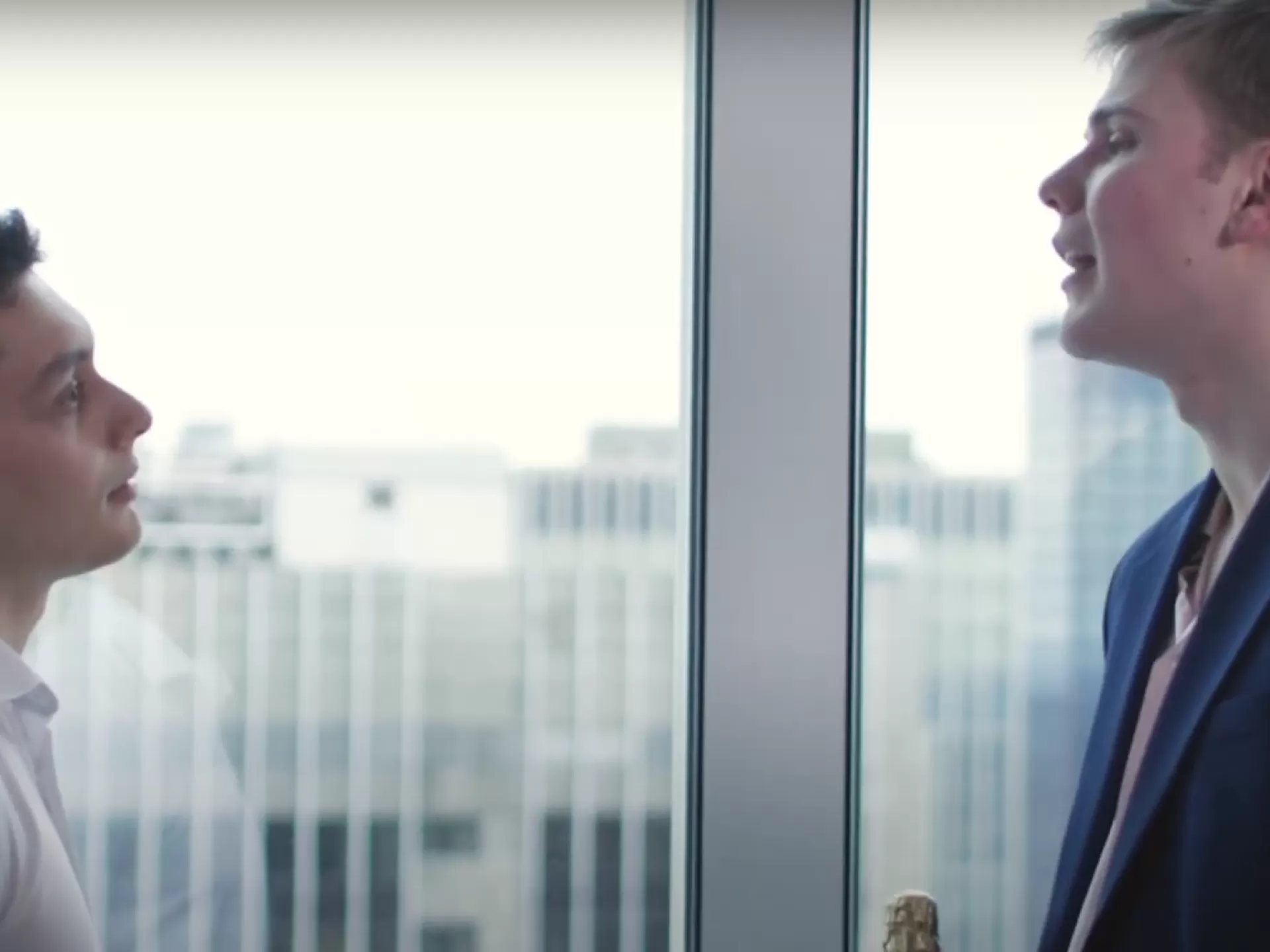 Zwei Männer stehen sich in einem Büroraum gegenüber.