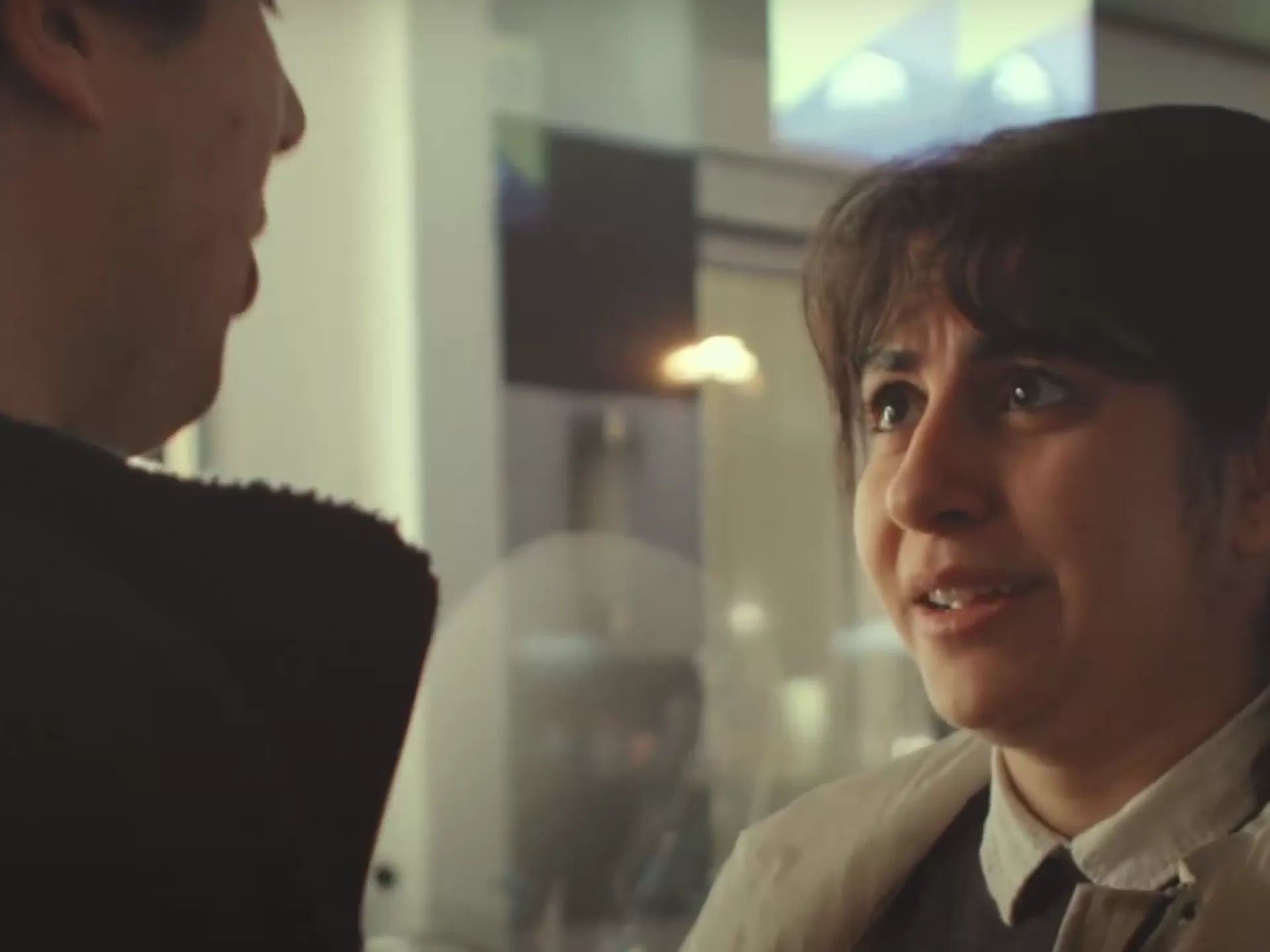 Zwei Personen vor einem Kinogebäude.