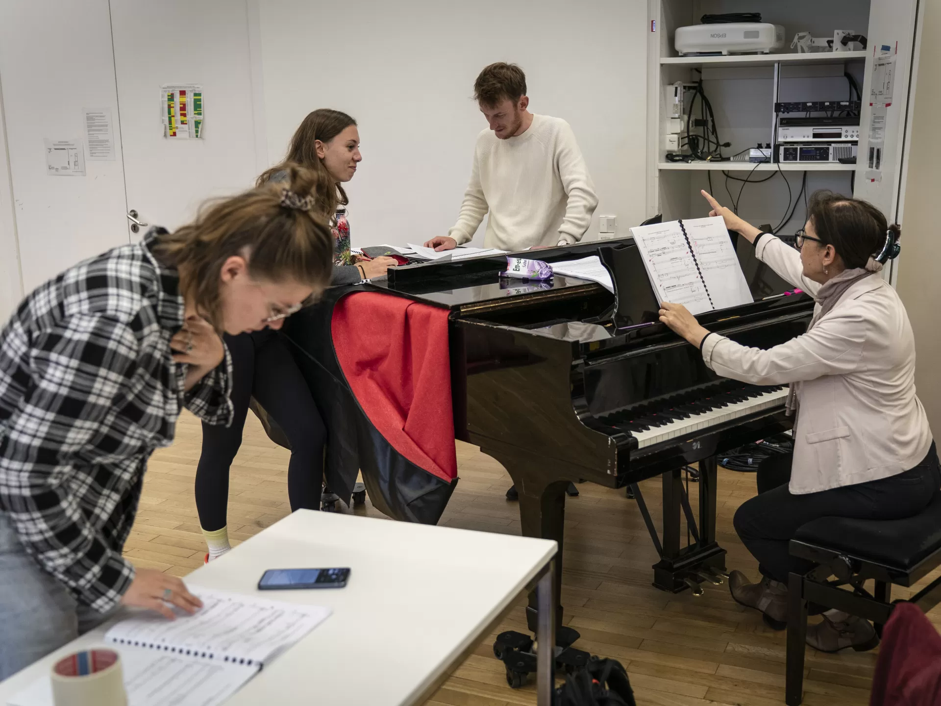 Besprechung am Klavier während einer Musiktheaterprobe