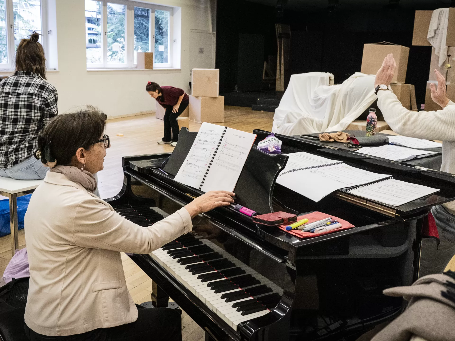 Eine Musiktheaterprobe aus Sicht der Korrepetitorin und des Dirigenten