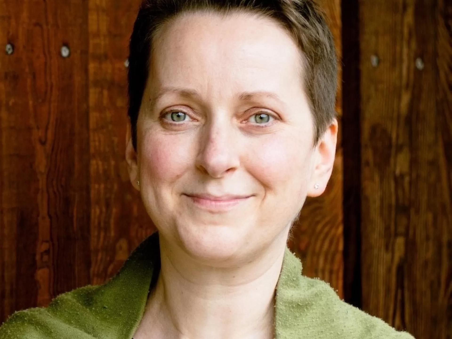 Prortrait einer Frau mit kurzen Haaren