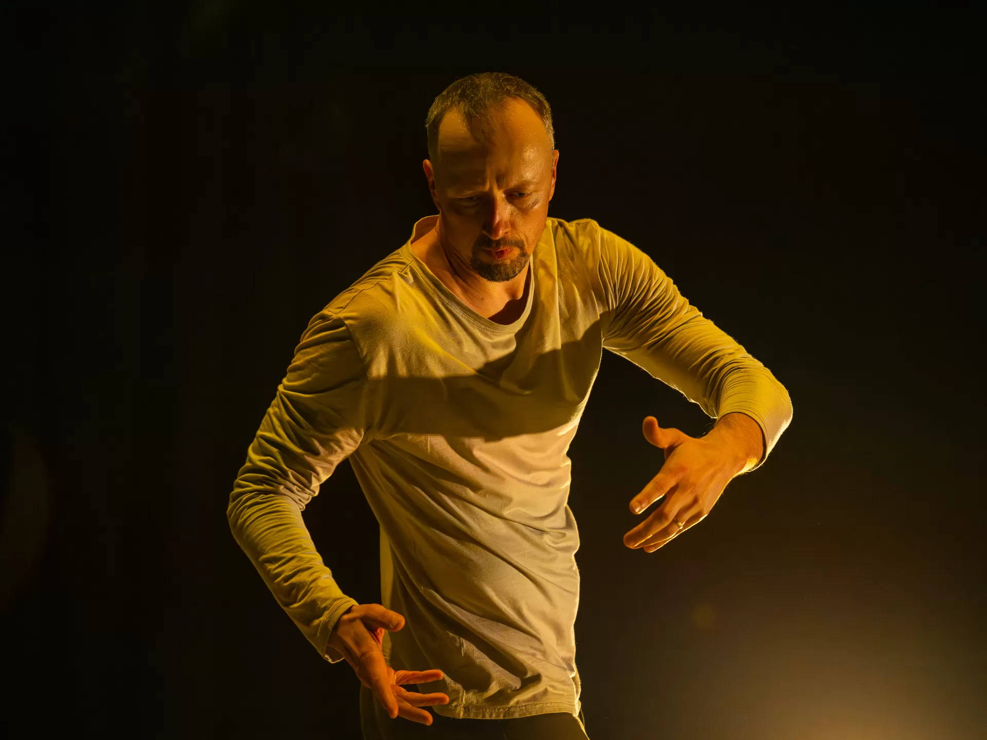 Mann mit einem gedrehten oberkörper