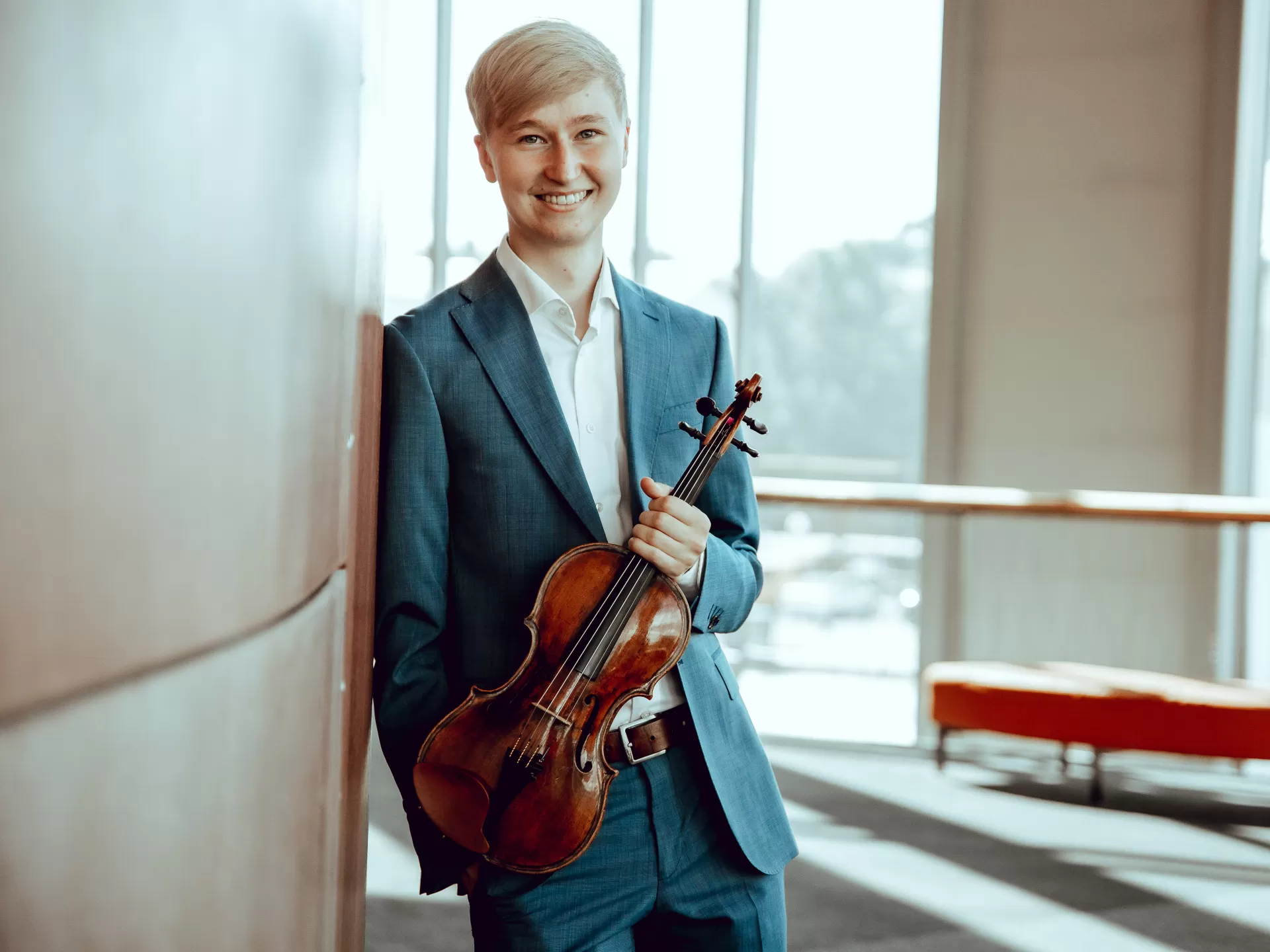 Porträtfoto Hans Christian Aavik mit Violine