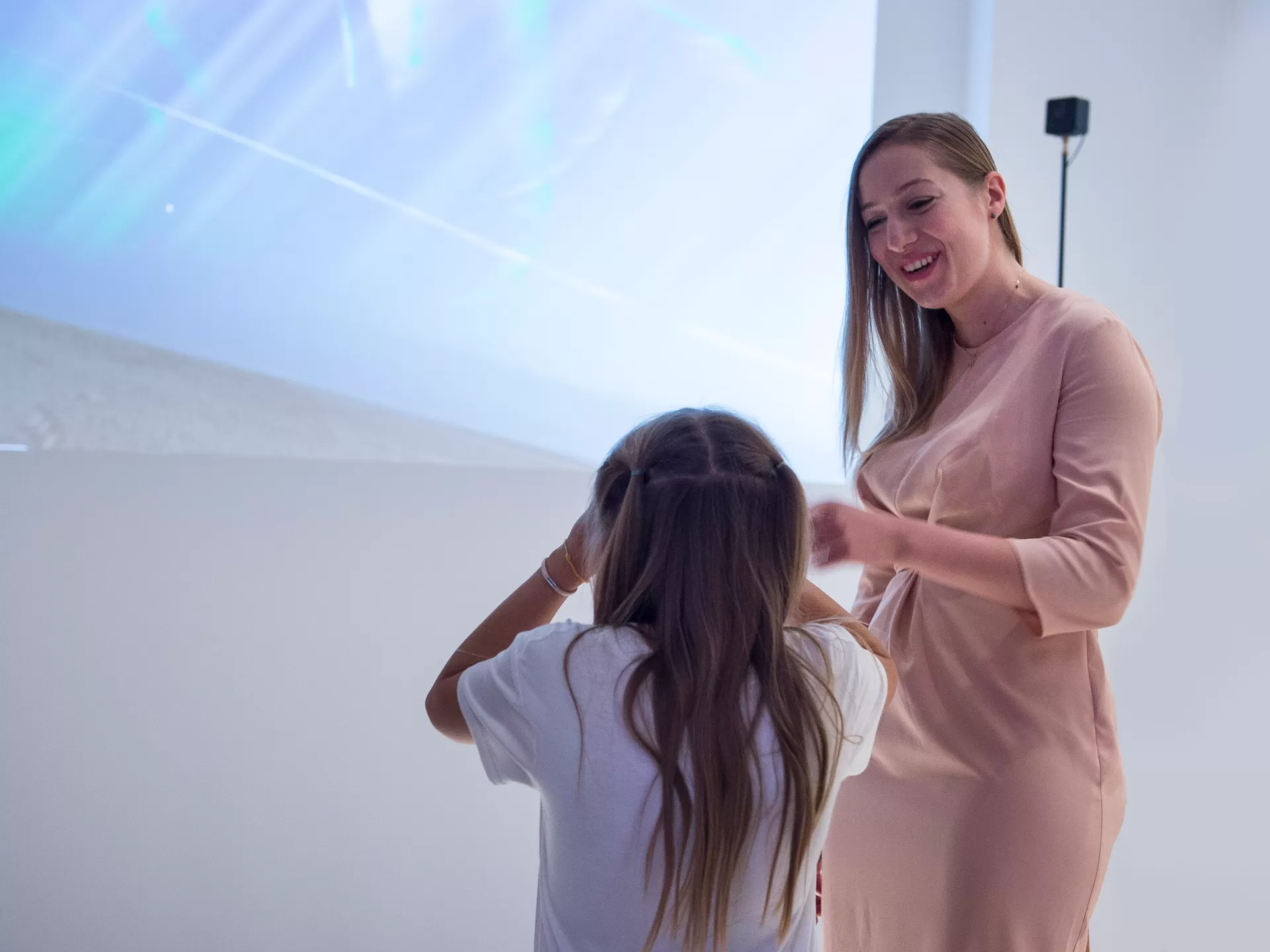 Frau mit langen Haaren in einem Kleid