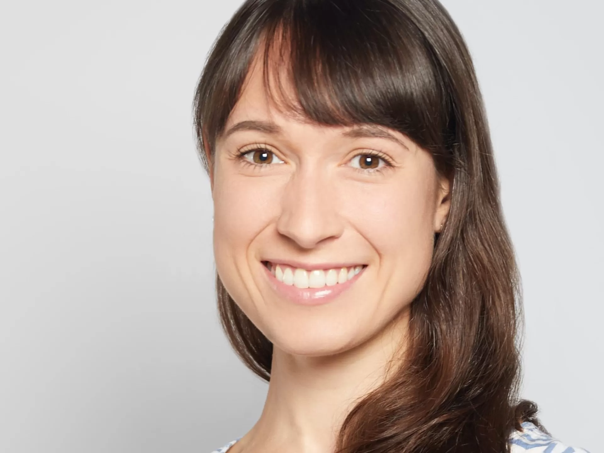 Portrait einer jungen FRau mit mittellangen Haaren