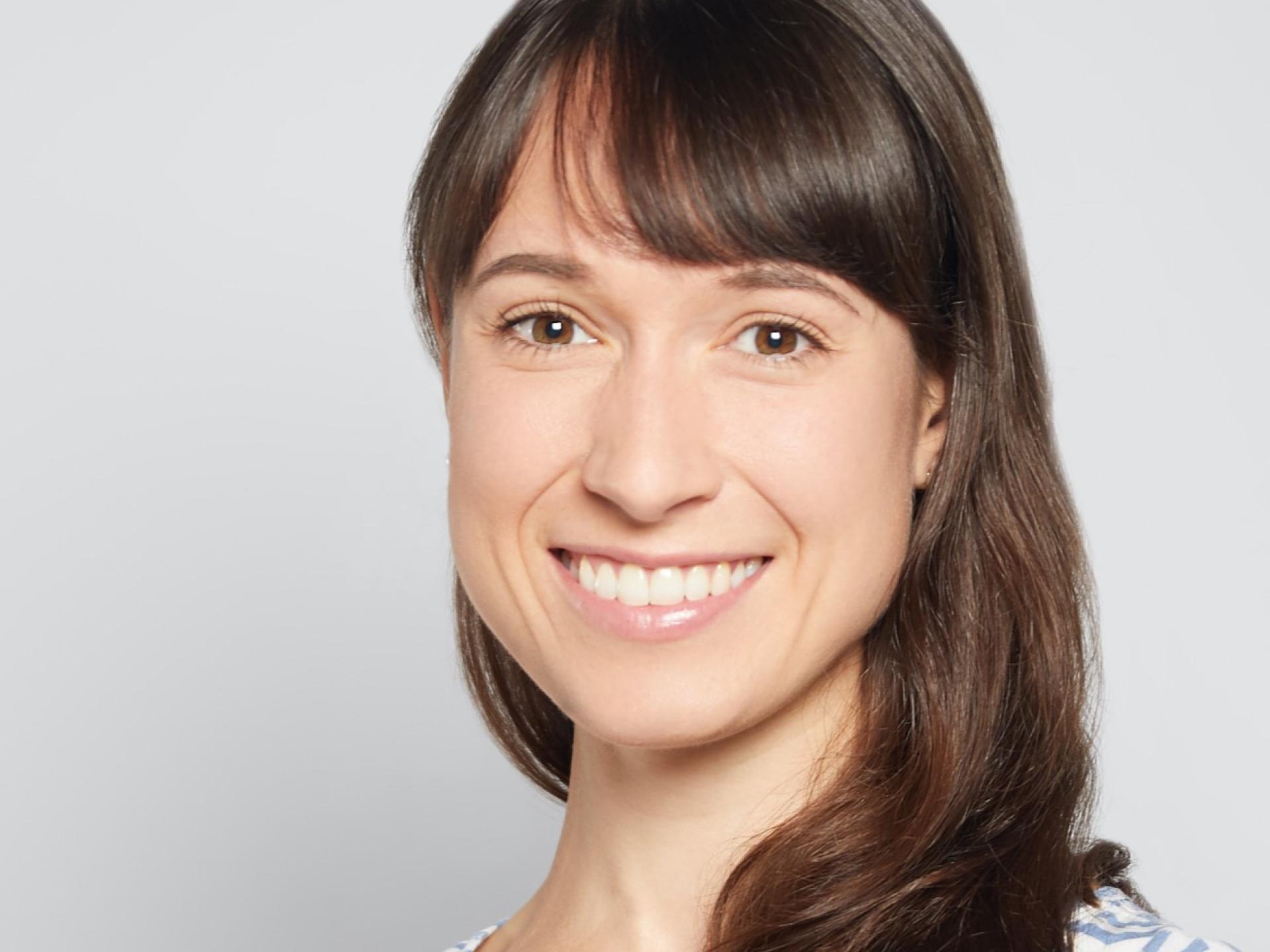 Portrait einer jungen FRau mit mittellangen Haaren