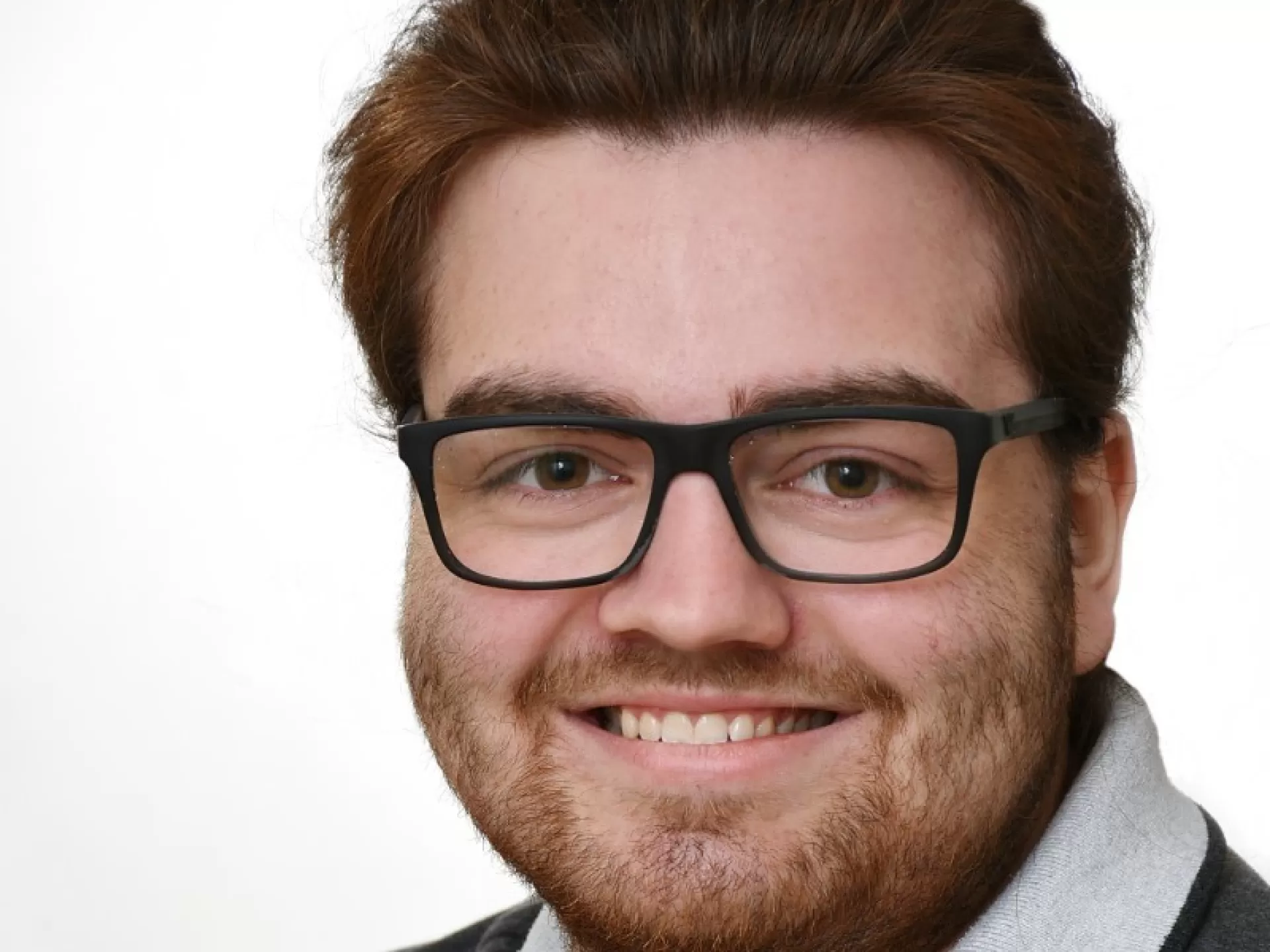 Portrait eines jungen MAnnes mit schwarzer Brille