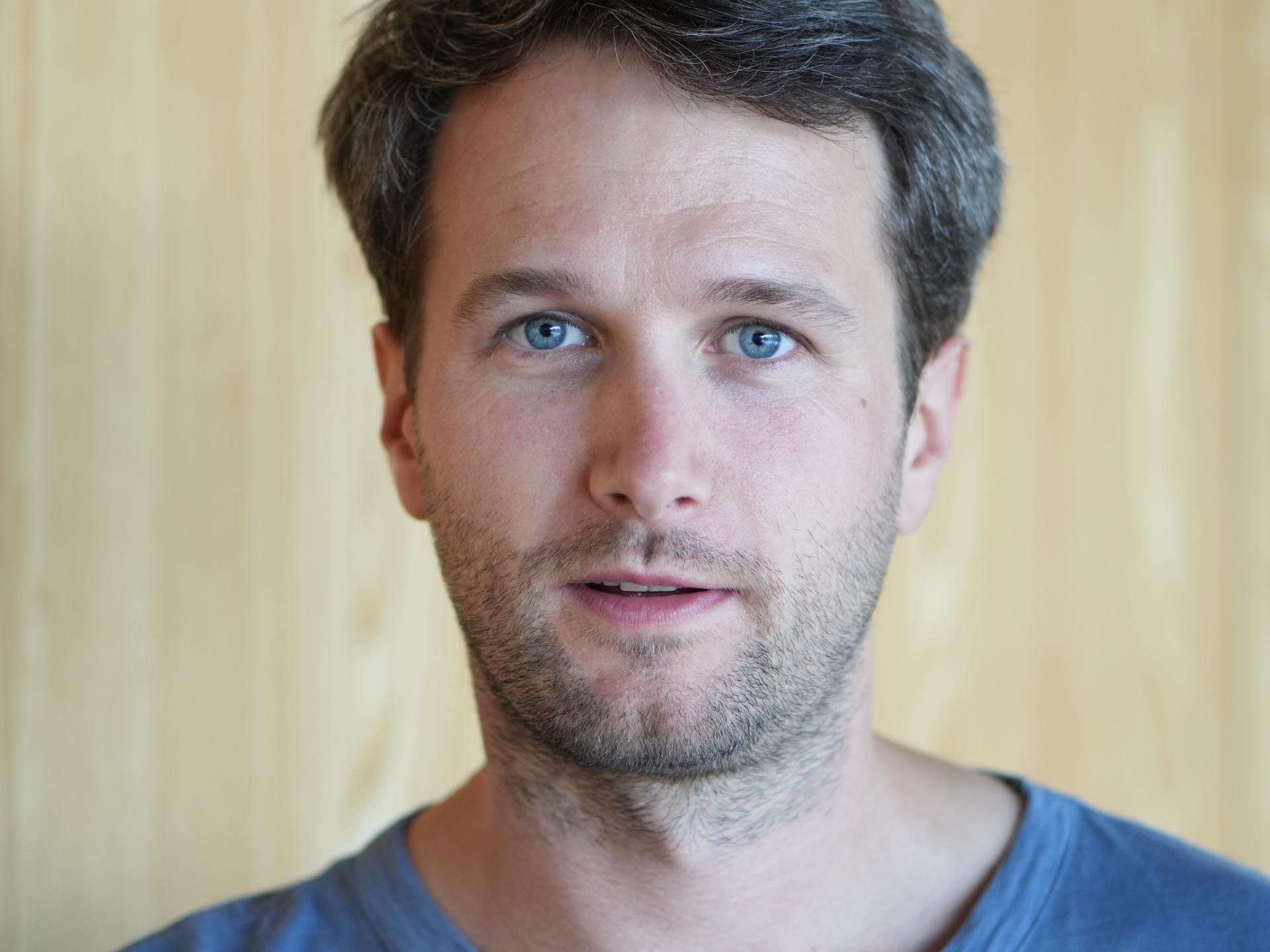 Portrait eines jungen Mannes mit blauem Pullover