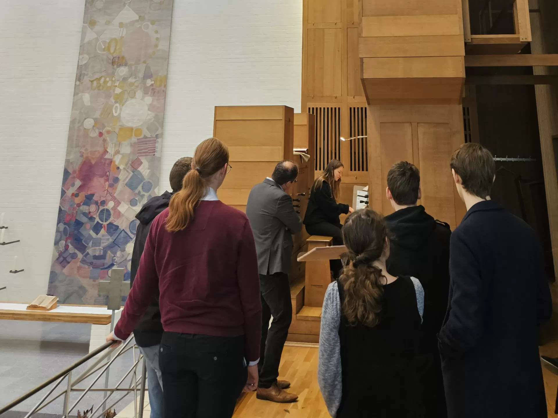 Blick auf Orgel. Mehrere Studierende stehen verteilt auf Empore und warten, dass sie etwas ausprobieren können.