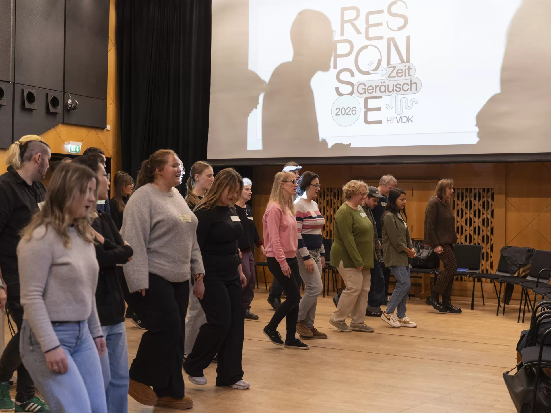 Die Teilnehmenden des Workshops beim Warm-Up