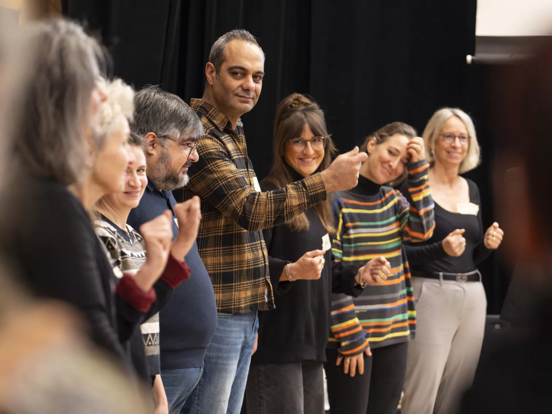 Eine Gruppe der Teilnehmenden beim Warm-Up