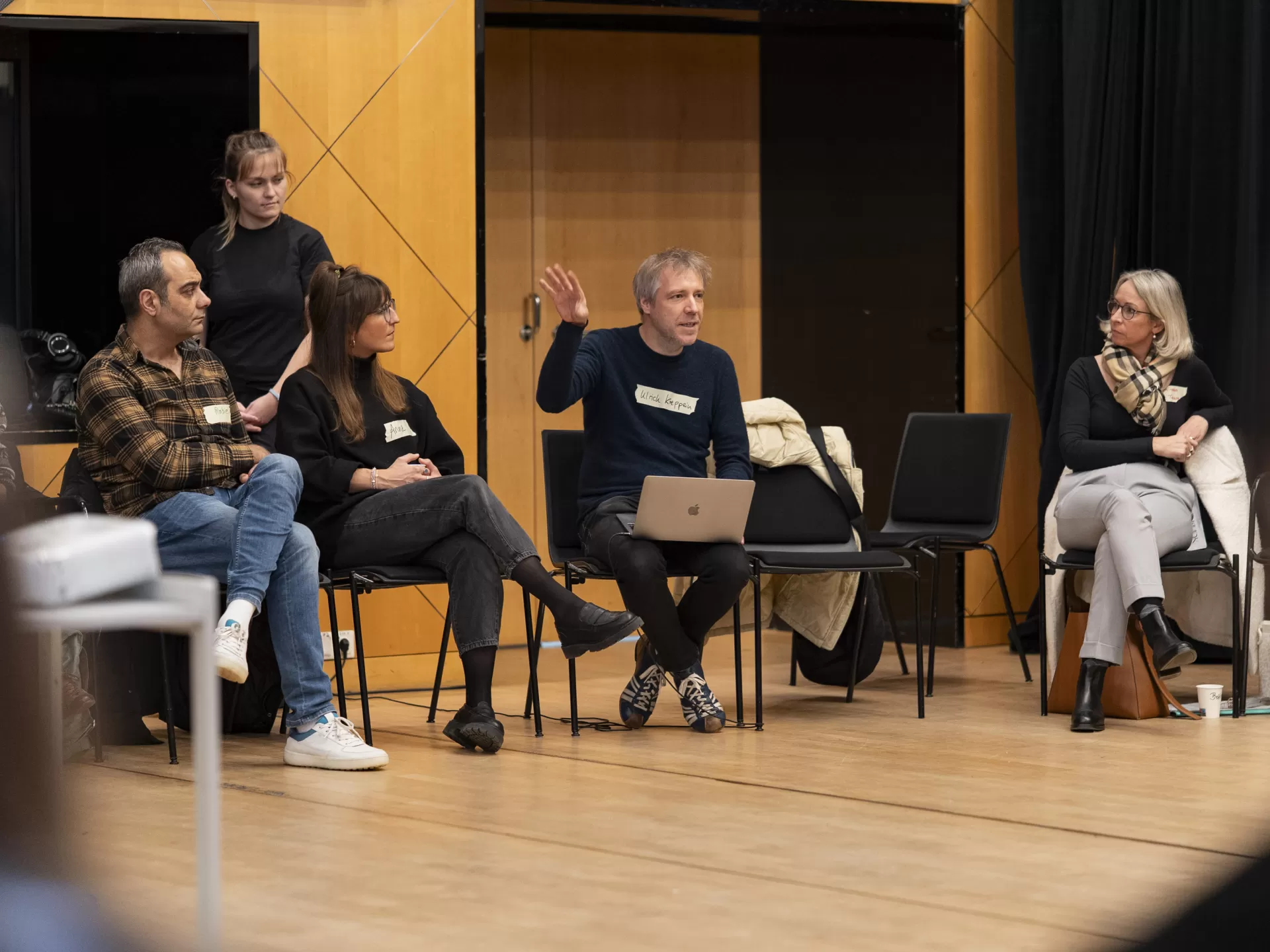Prof. Ulrich Kreppein erzählt einer Gruppe der Teilnehmer*innen etwas