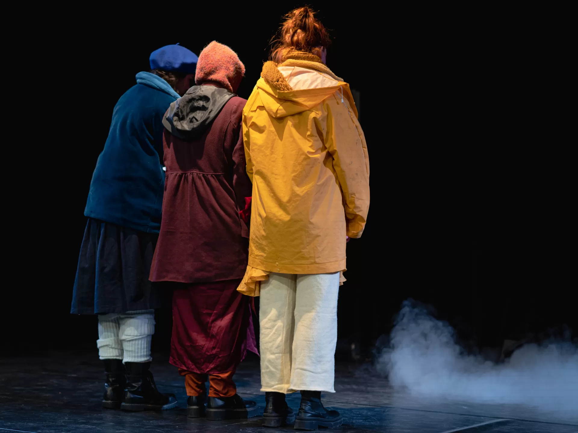 Drei Personen mit dem Rücken zum Betrachter.